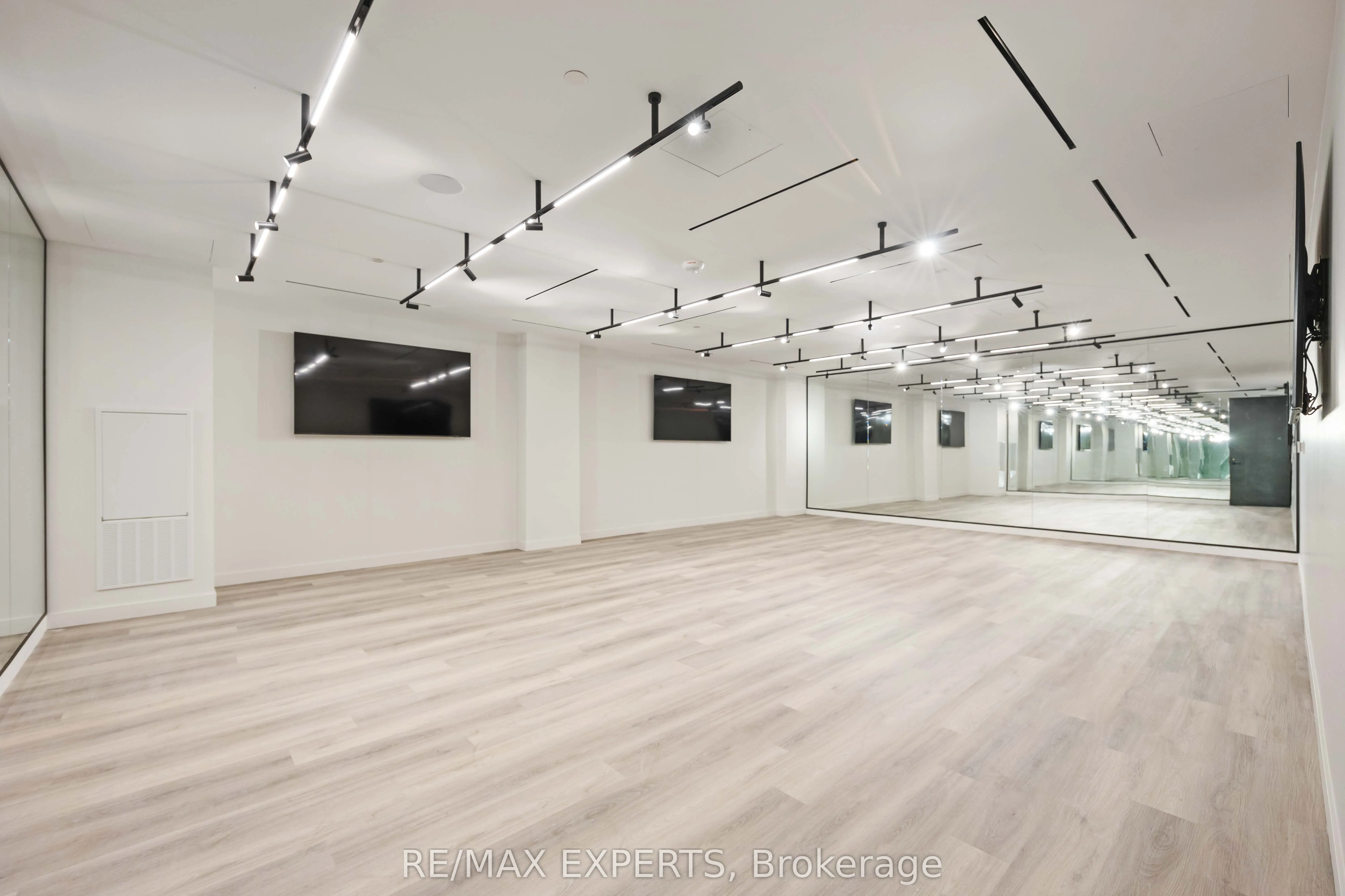 127 BROADWAY Avenue, #502