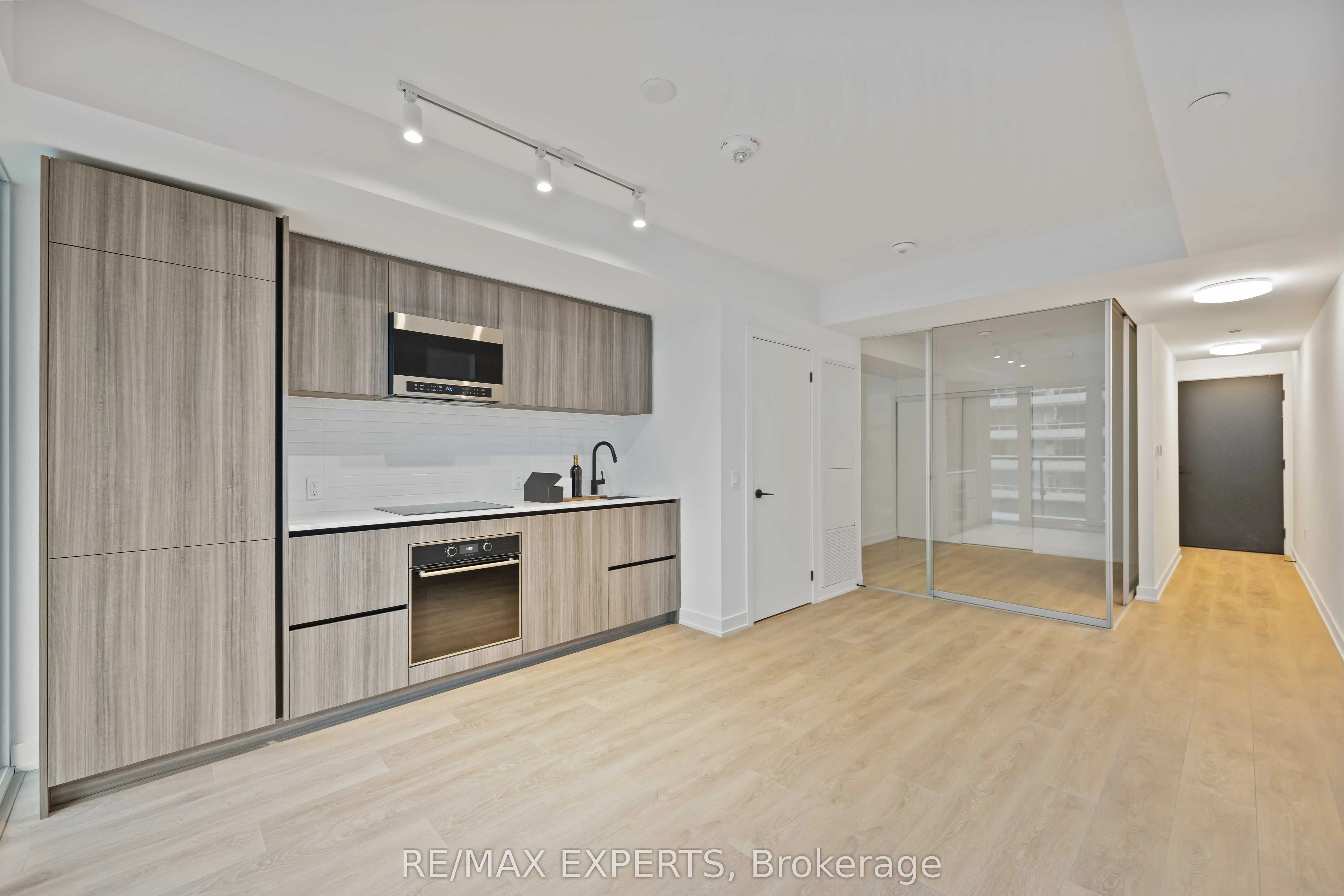 127 BROADWAY Avenue, #502