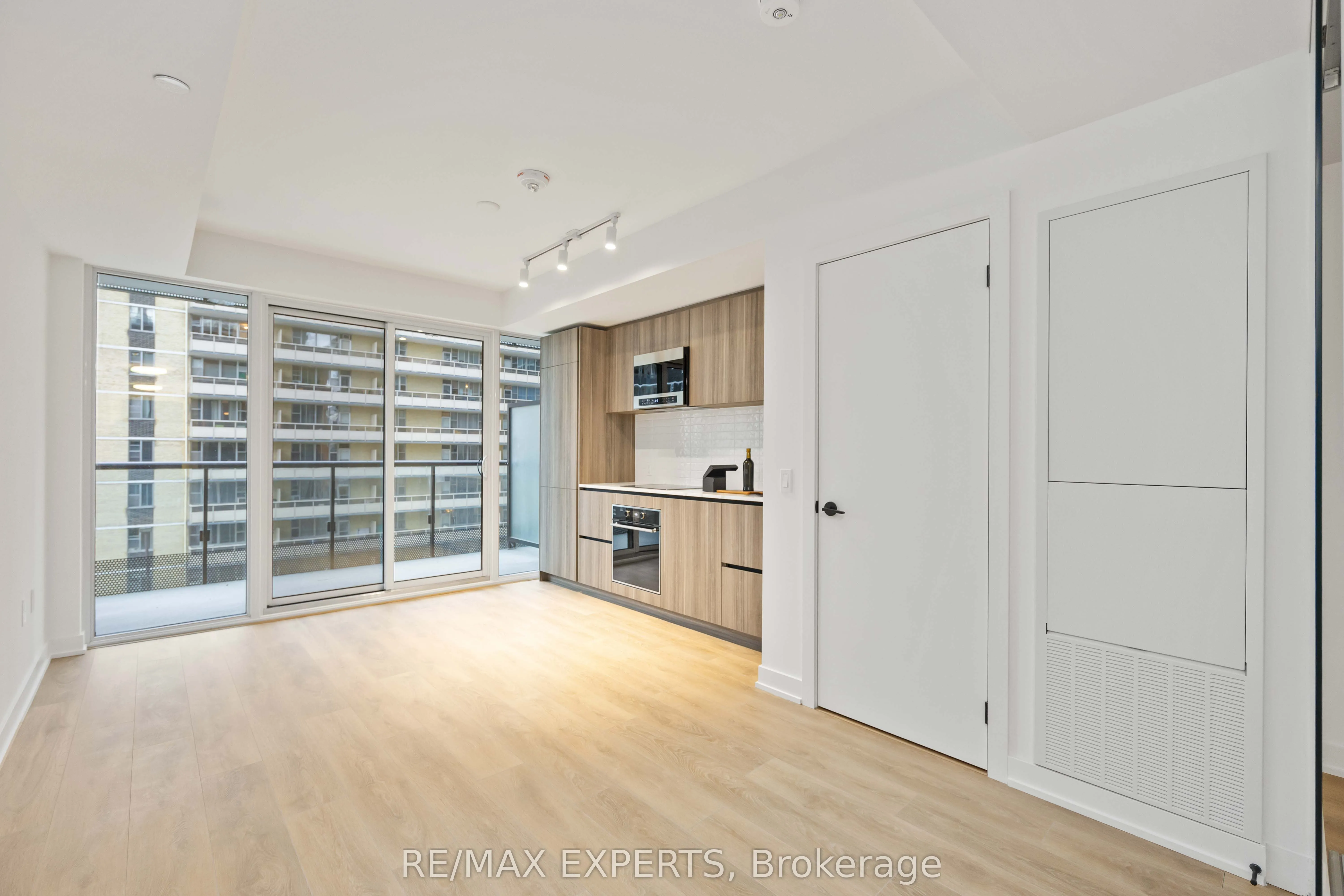 127 BROADWAY Avenue, #502