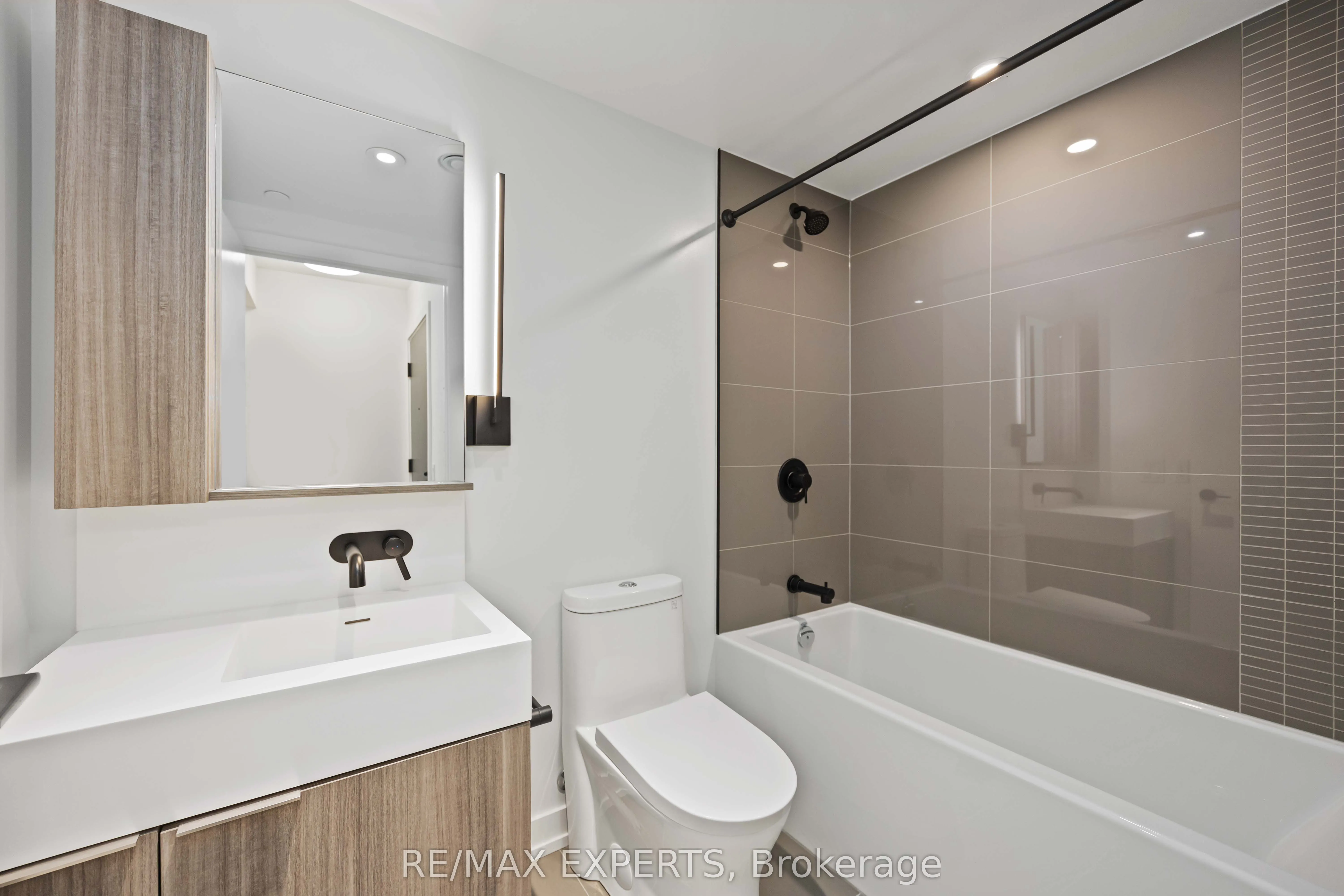 127 BROADWAY Avenue, #502