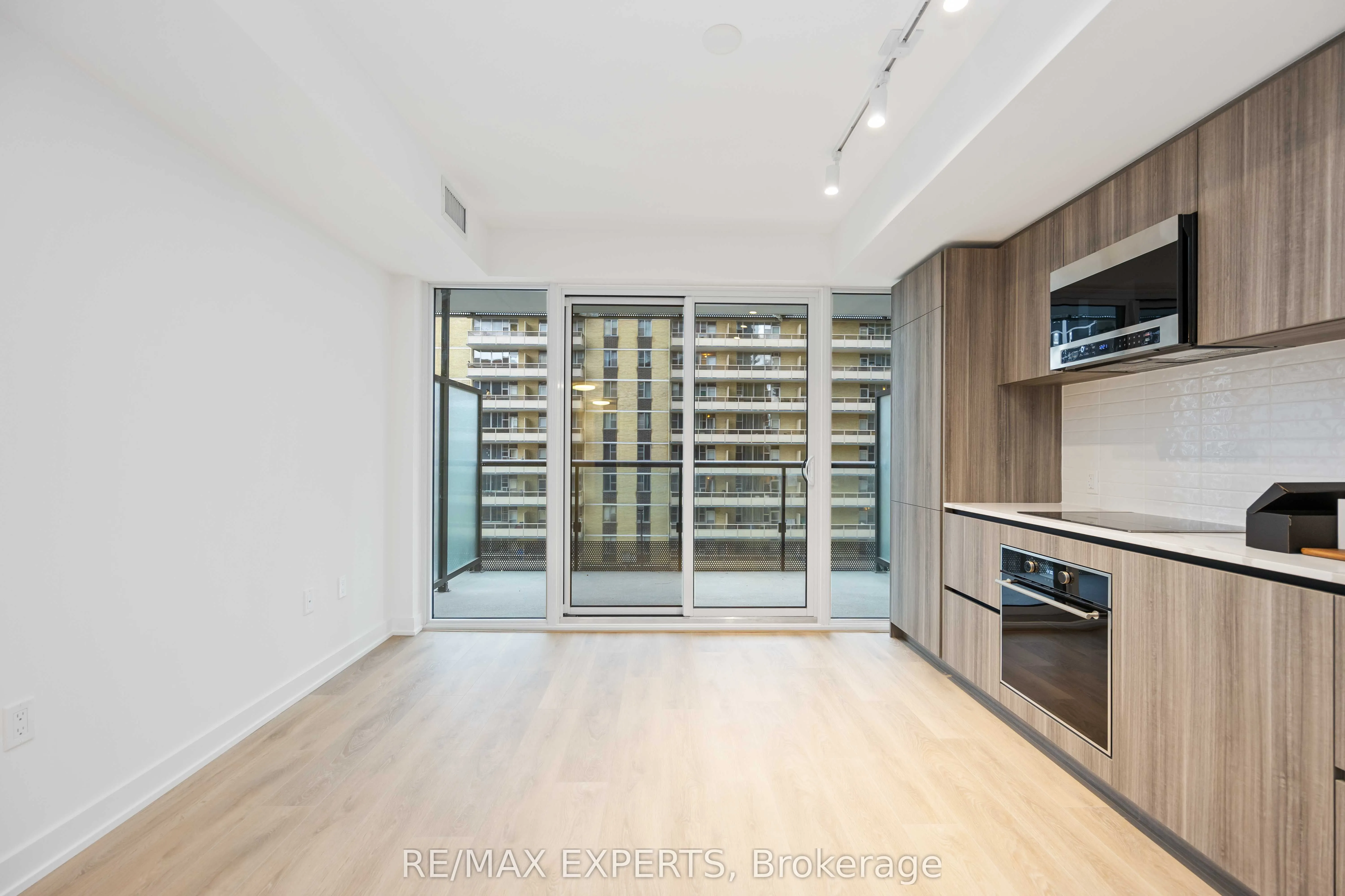 127 BROADWAY Avenue, #502