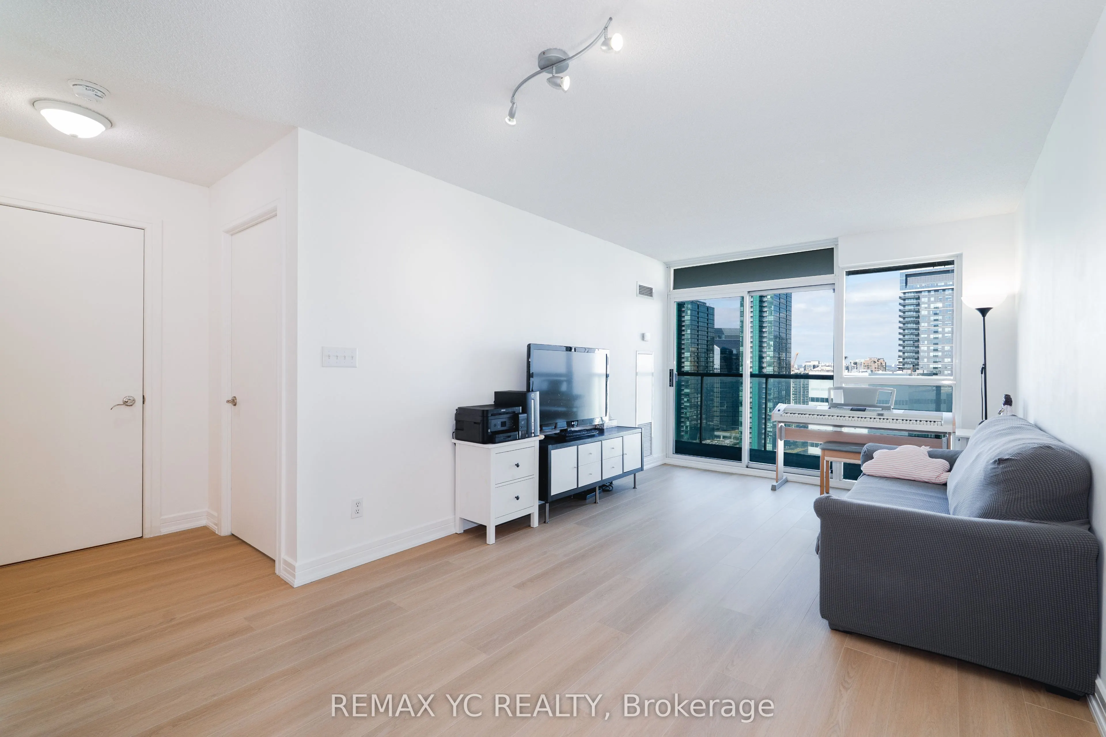 16 Harrison Garden Boulevard, #2612
