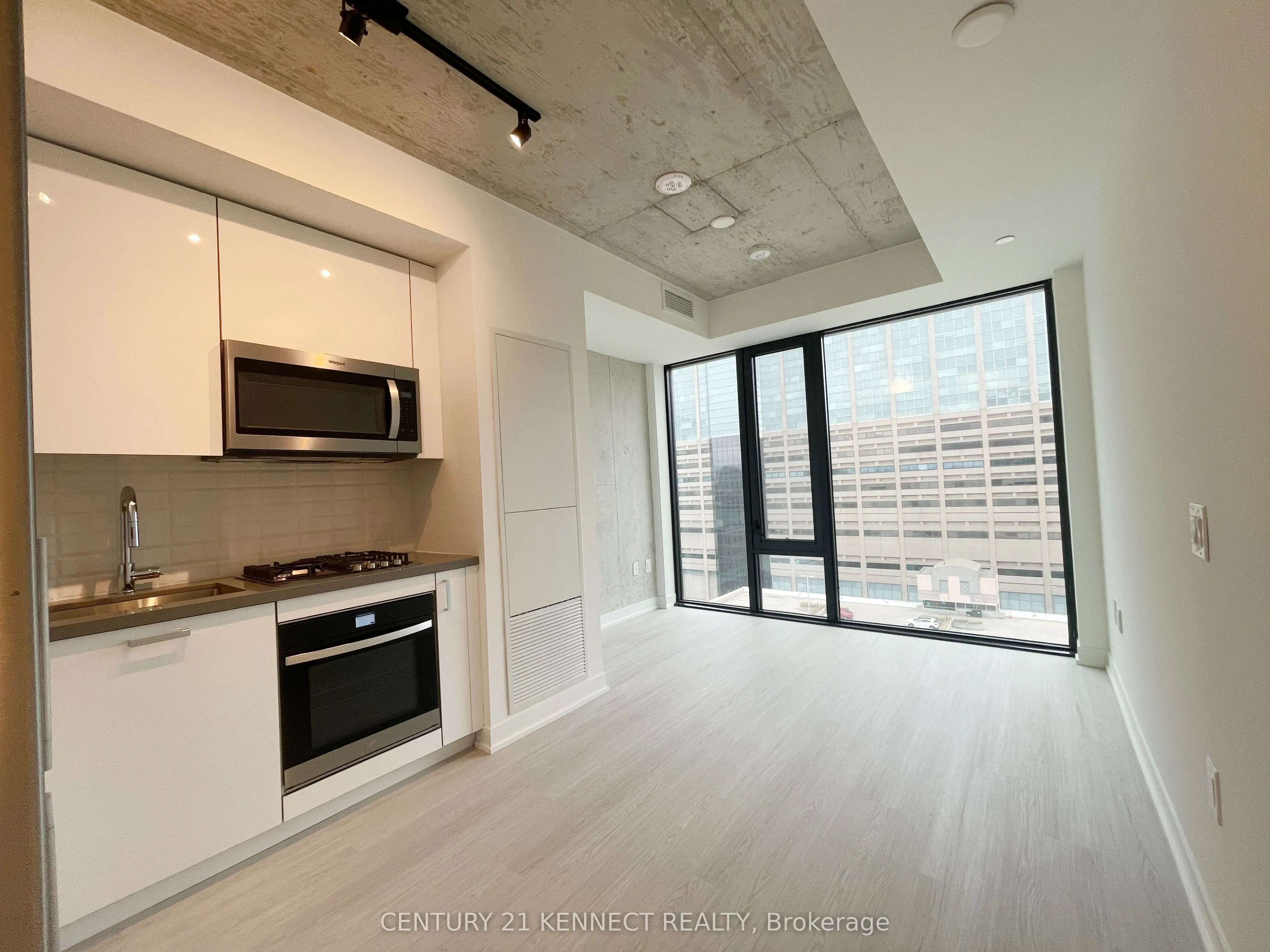 195 McCaul Street, #1305
