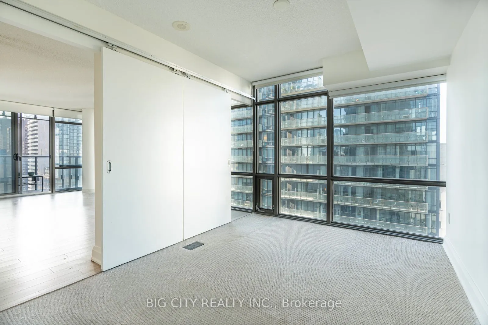 37 Grosvenor Street, #1602