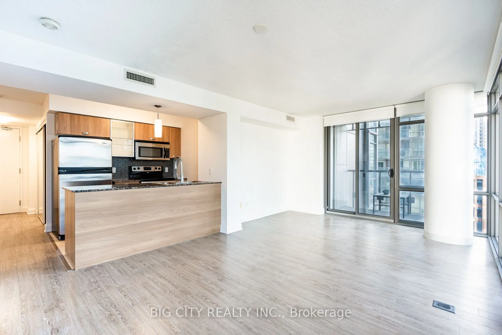 37 Grosvenor Street, #1602