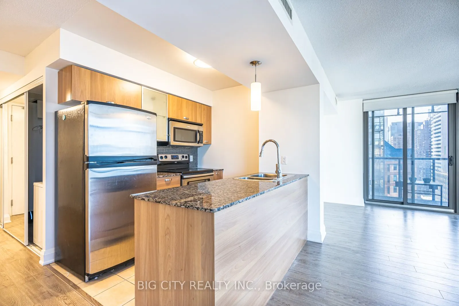 37 Grosvenor Street, #1602