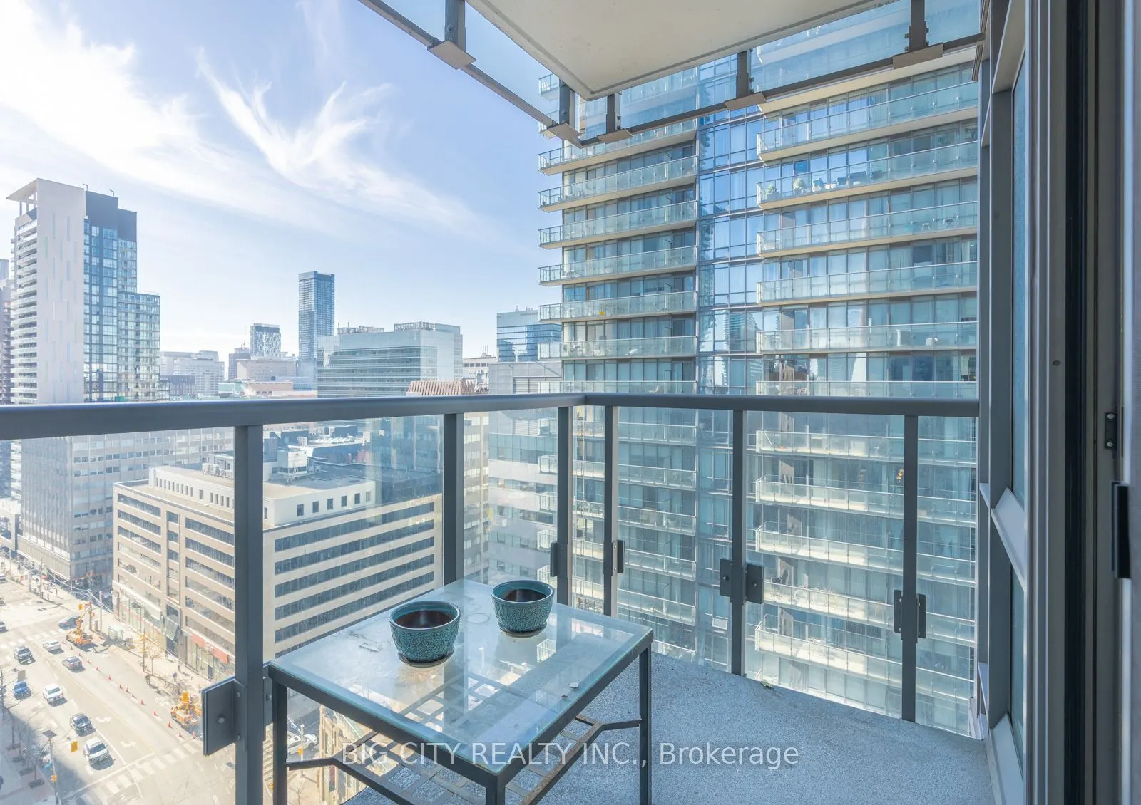 37 Grosvenor Street, #1602
