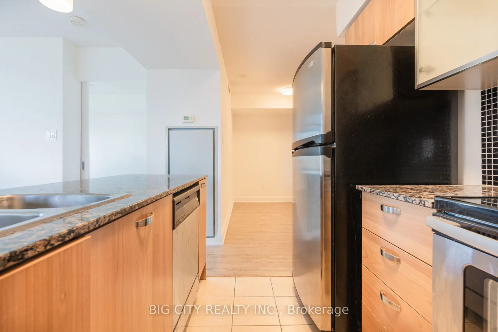 37 Grosvenor Street, #1602