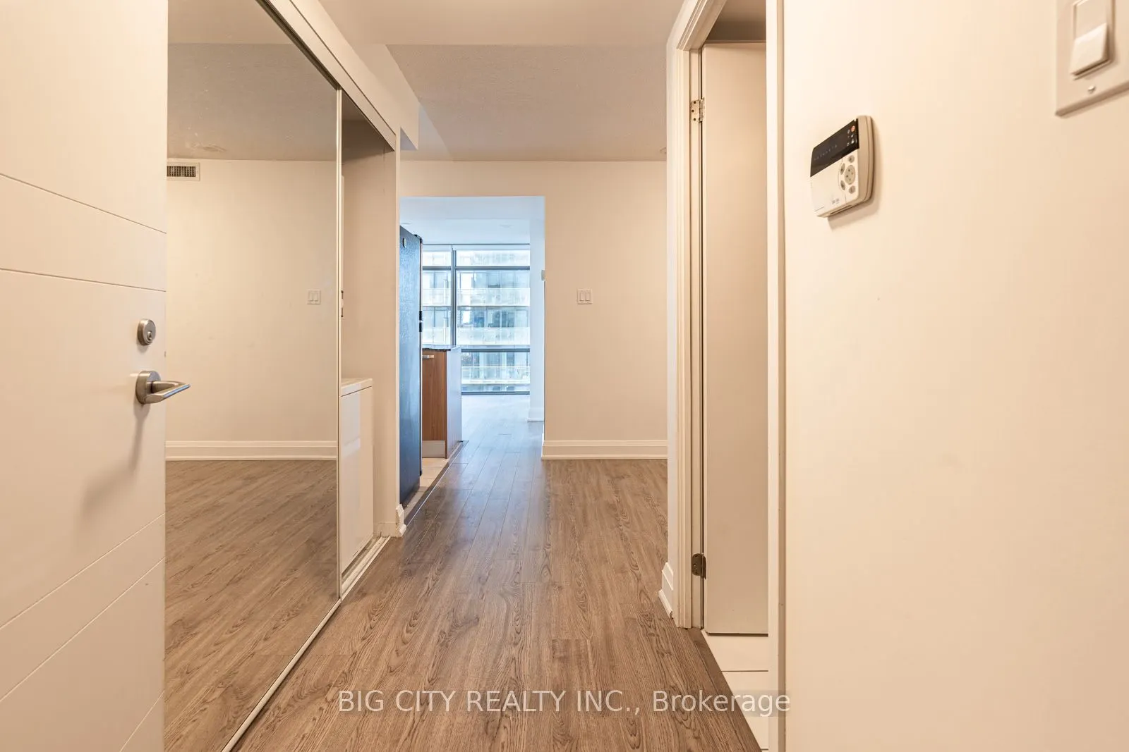 37 Grosvenor Street, #1602