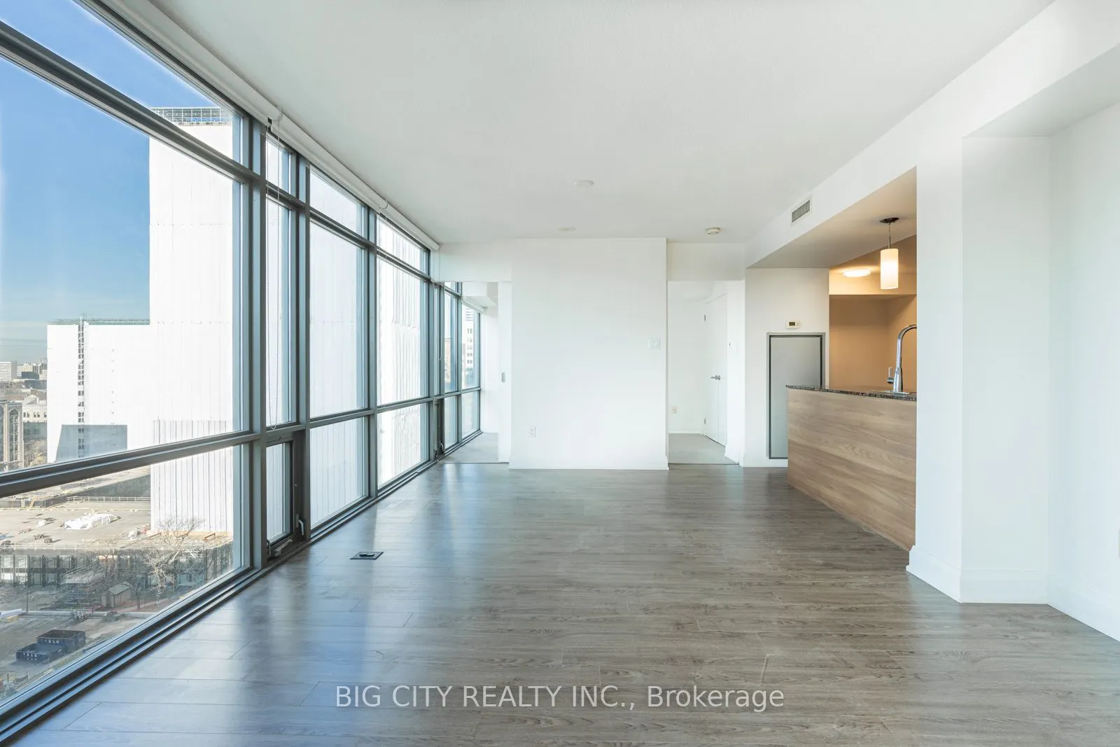 37 Grosvenor Street, #1602