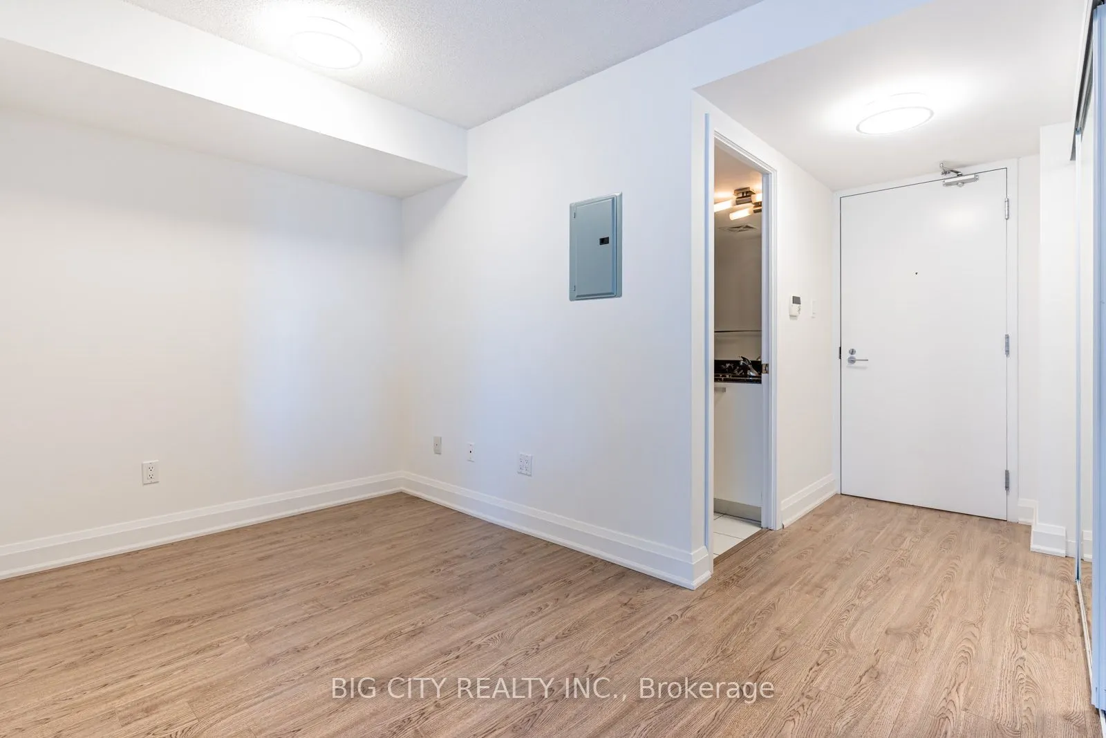 37 Grosvenor Street, #1602
