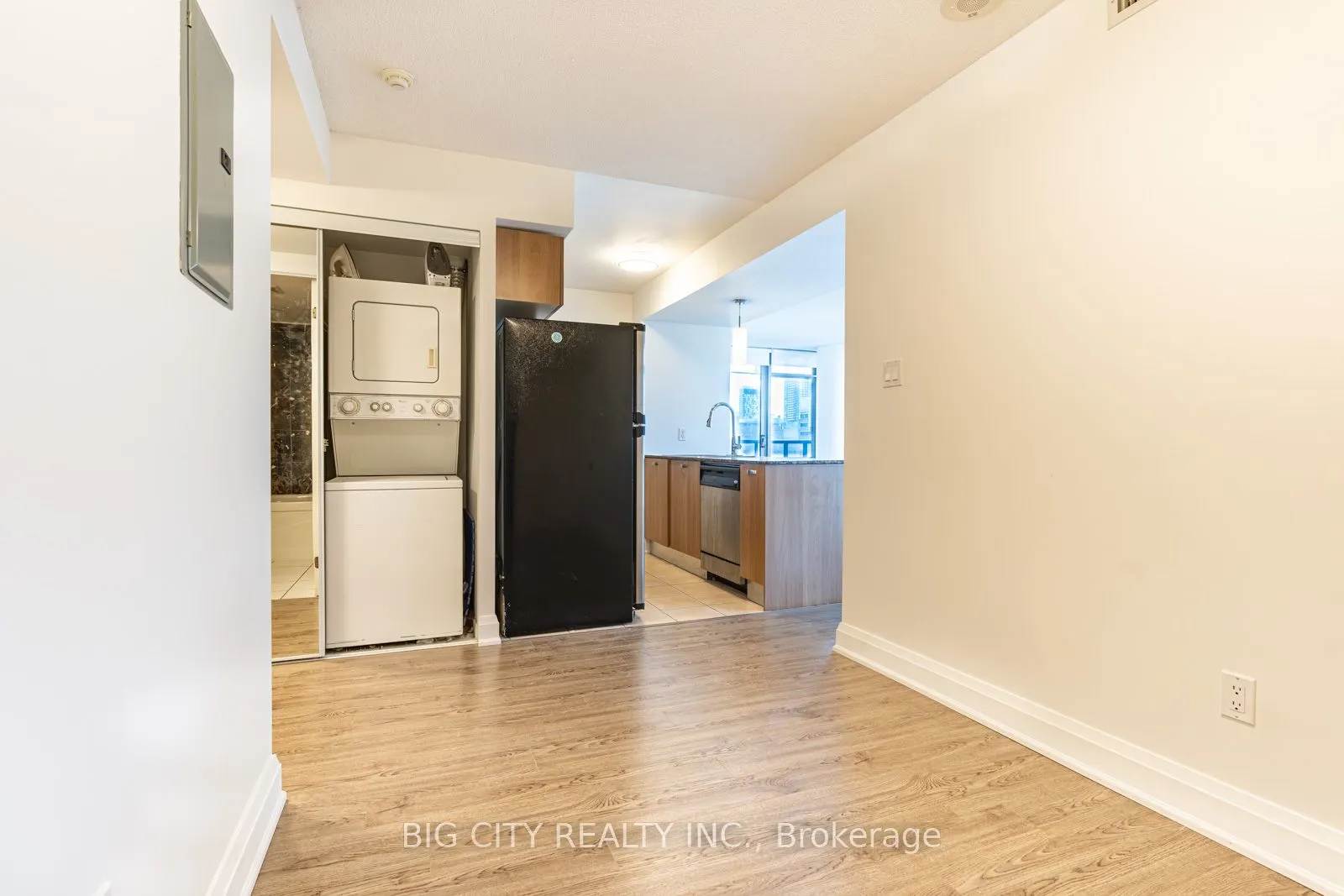 37 Grosvenor Street, #1602