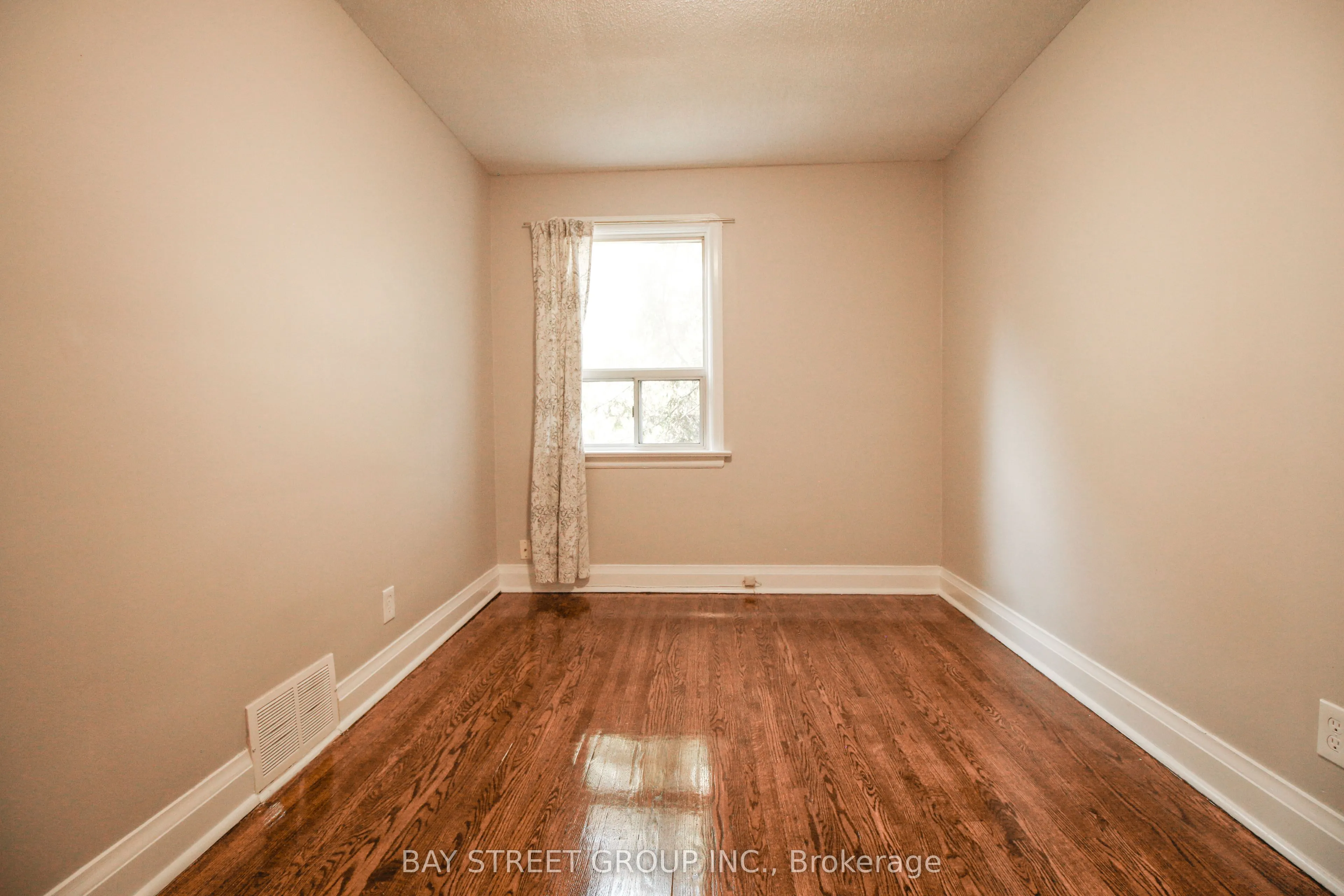 946 Eglinton Avenue E