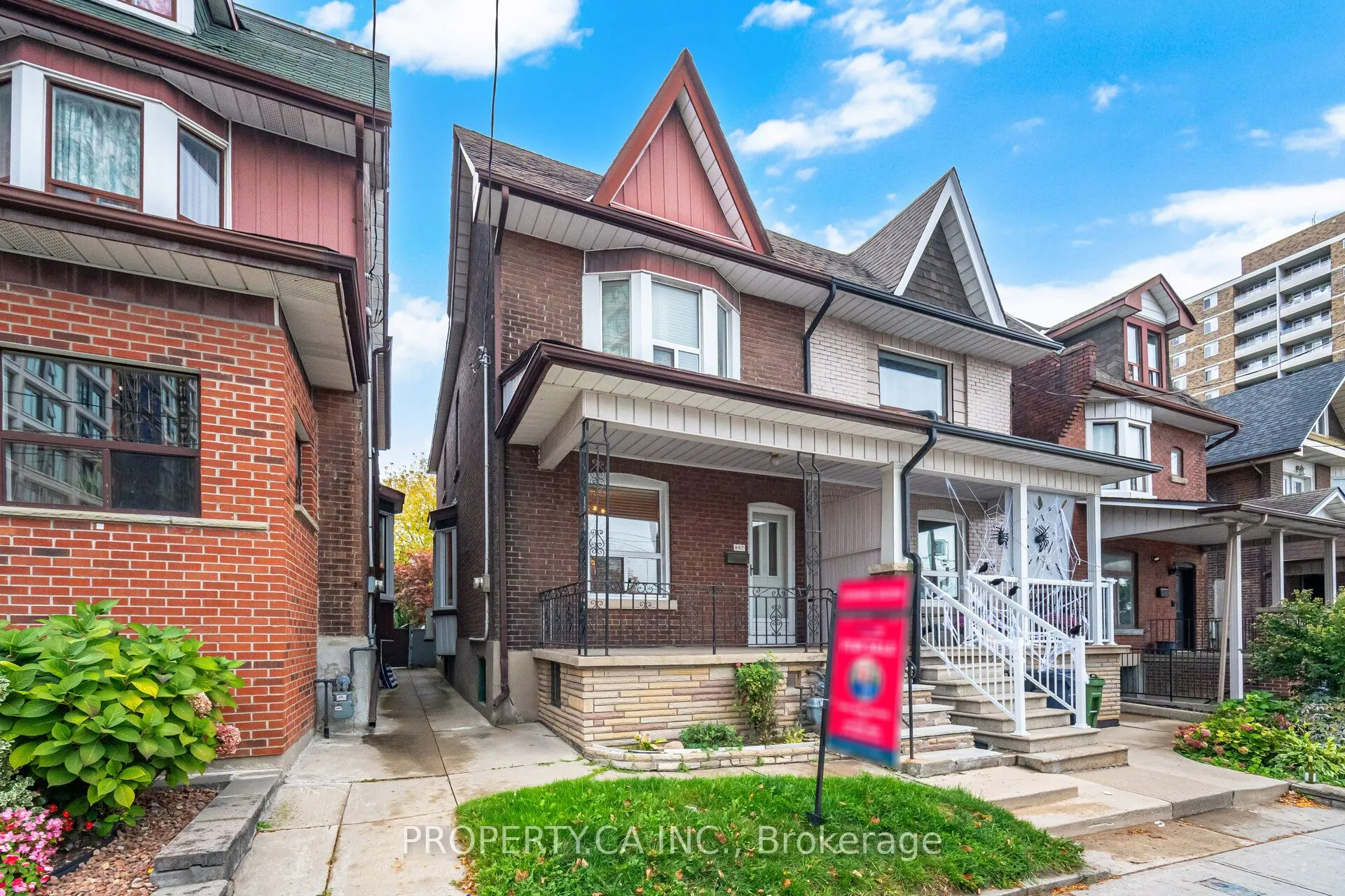 957 Dufferin Street