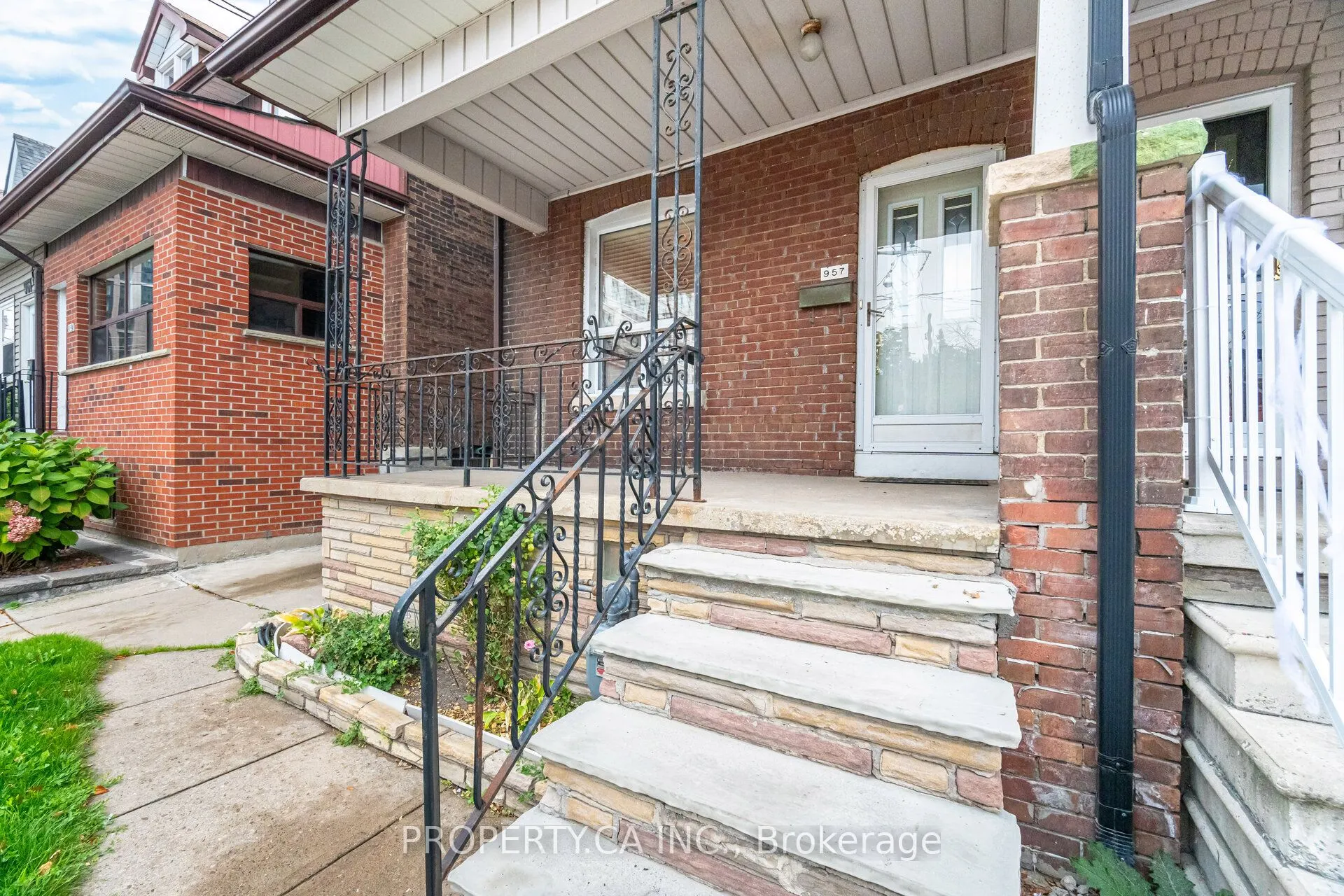 957 Dufferin Street