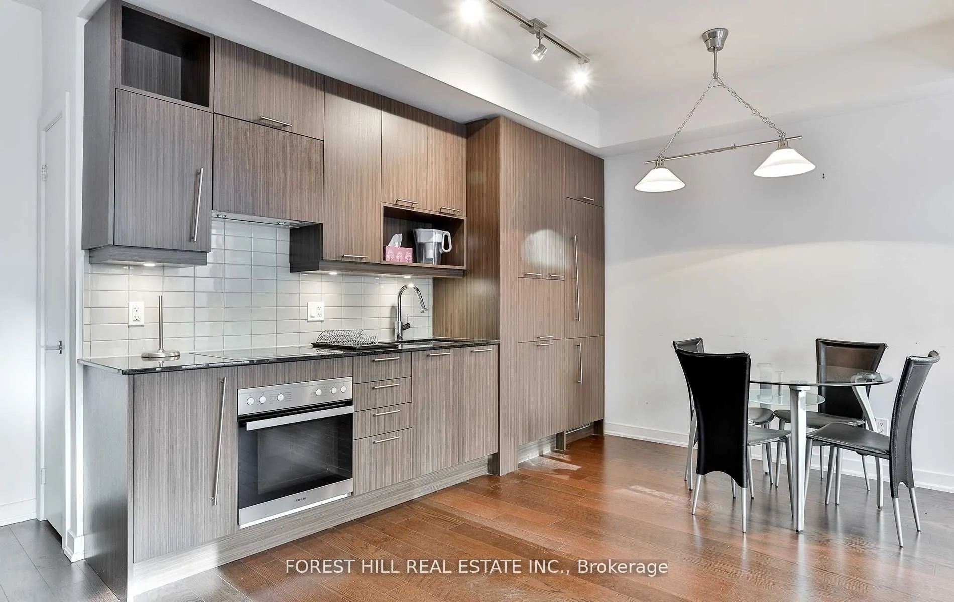 199 Richmond Street W, #318