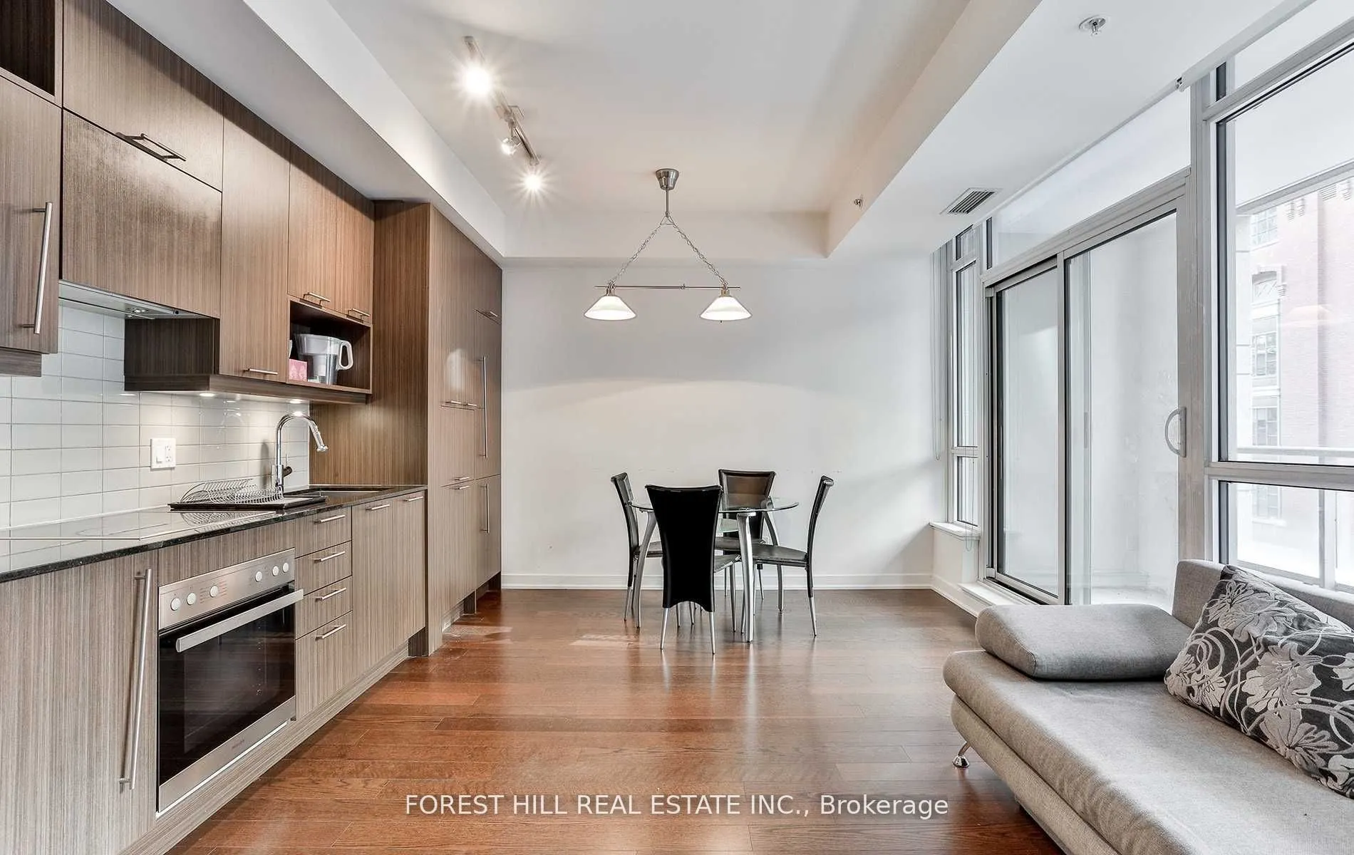 199 Richmond Street W, #318