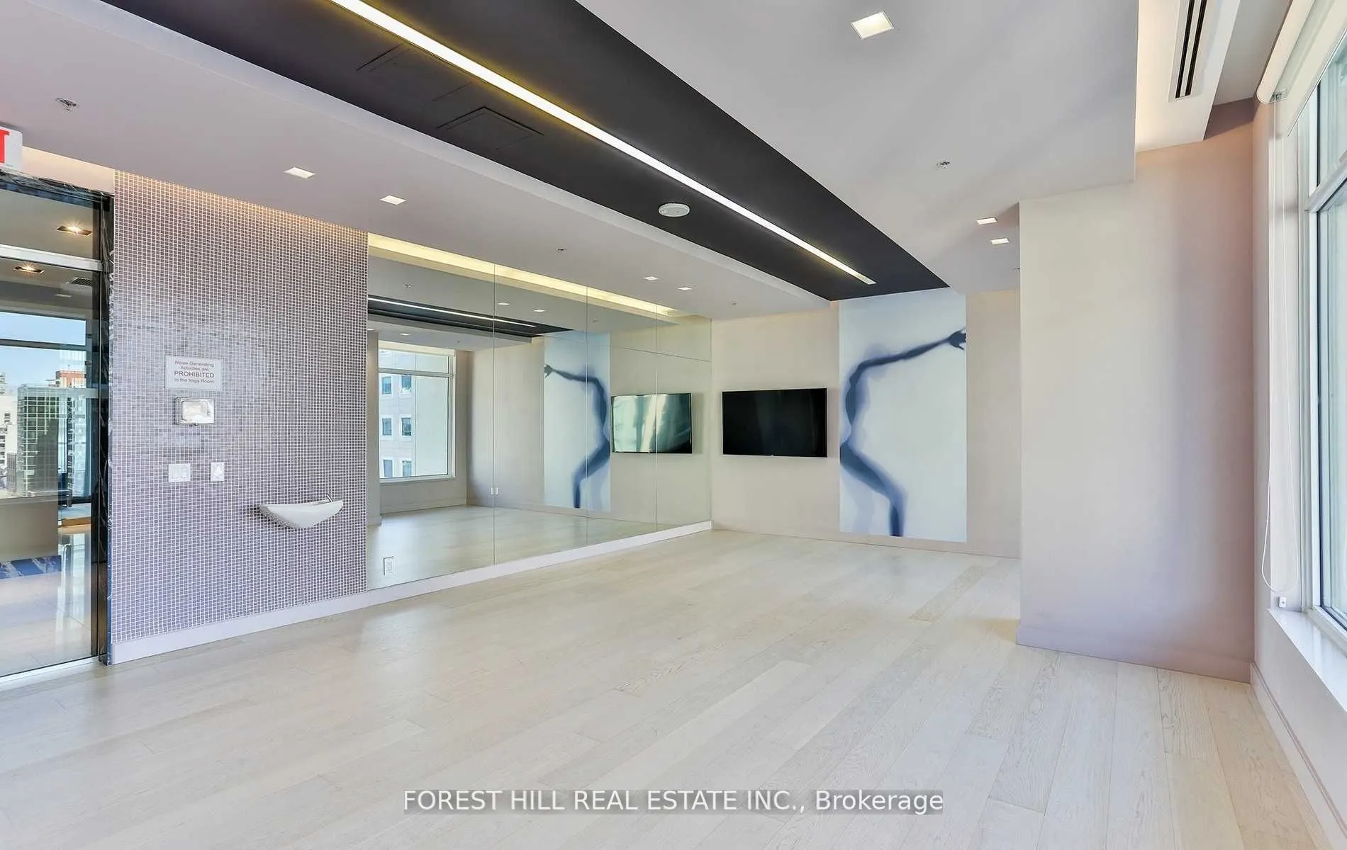 199 Richmond Street W, #318