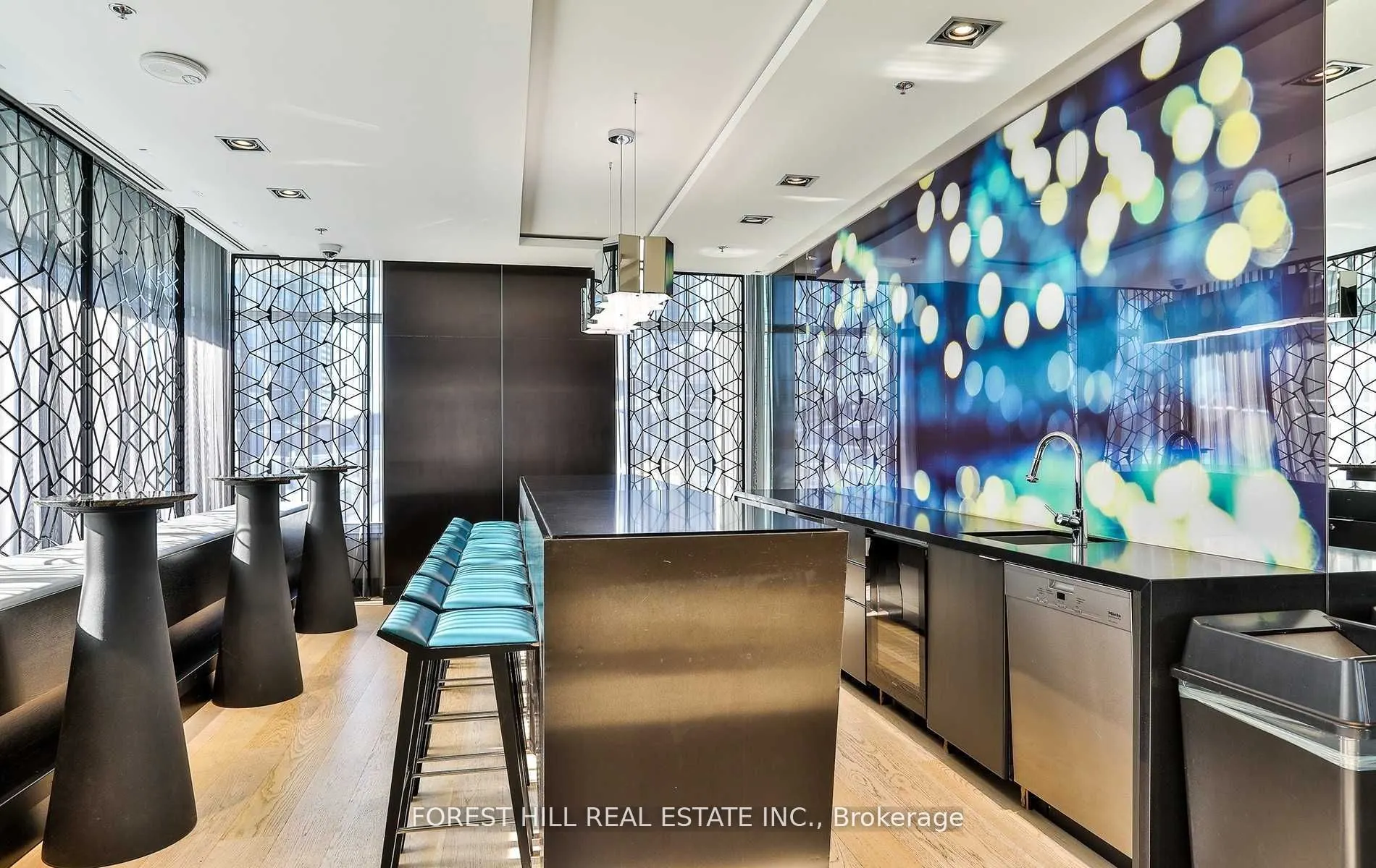 199 Richmond Street W, #318