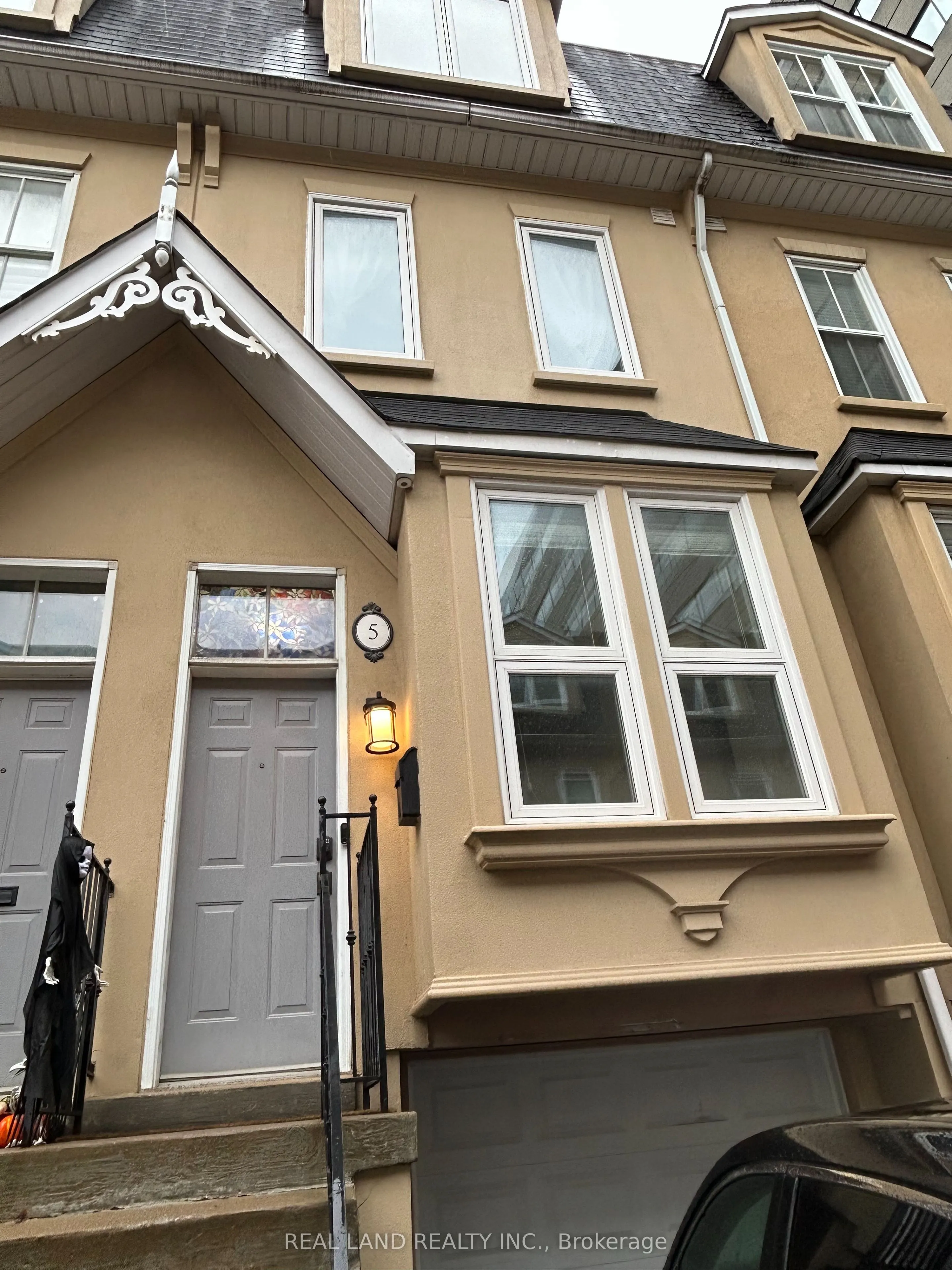 5 Joseph Salsberg Lane E