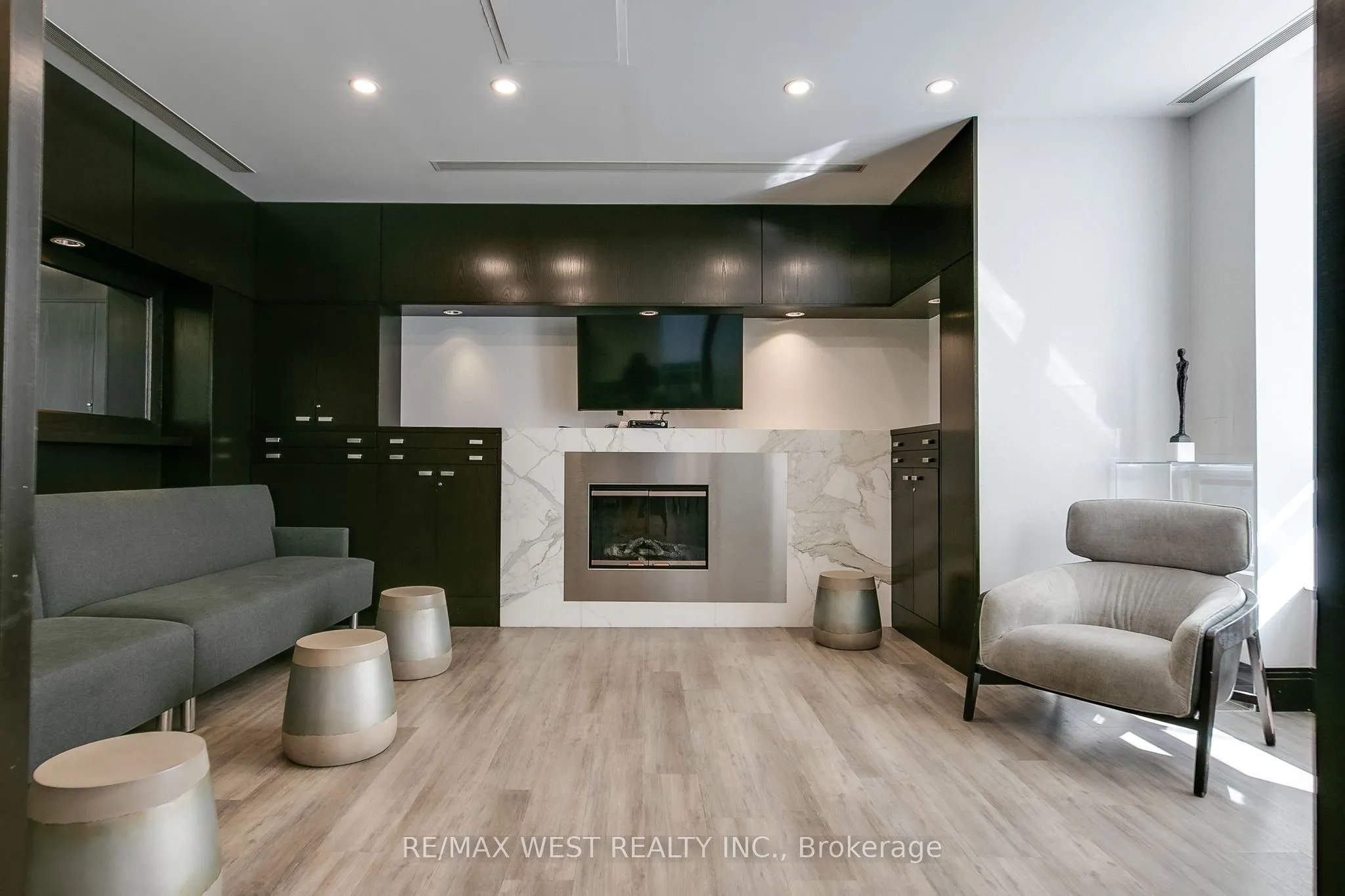 1105 Leslie Street, #701