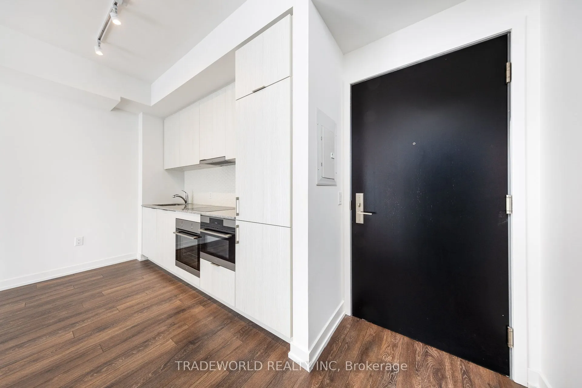 158 Front Street E, #2015