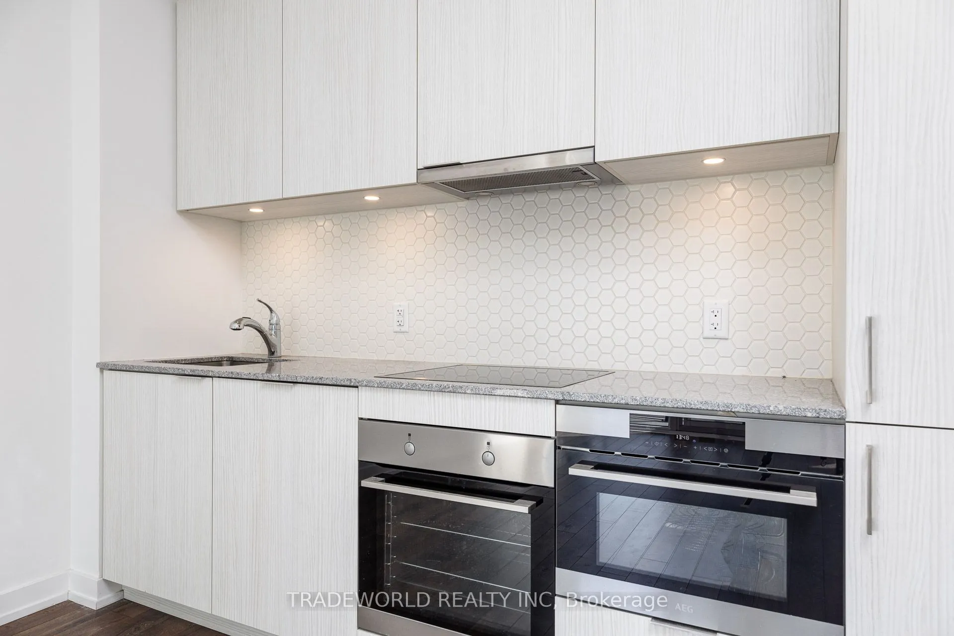 158 Front Street E, #2015