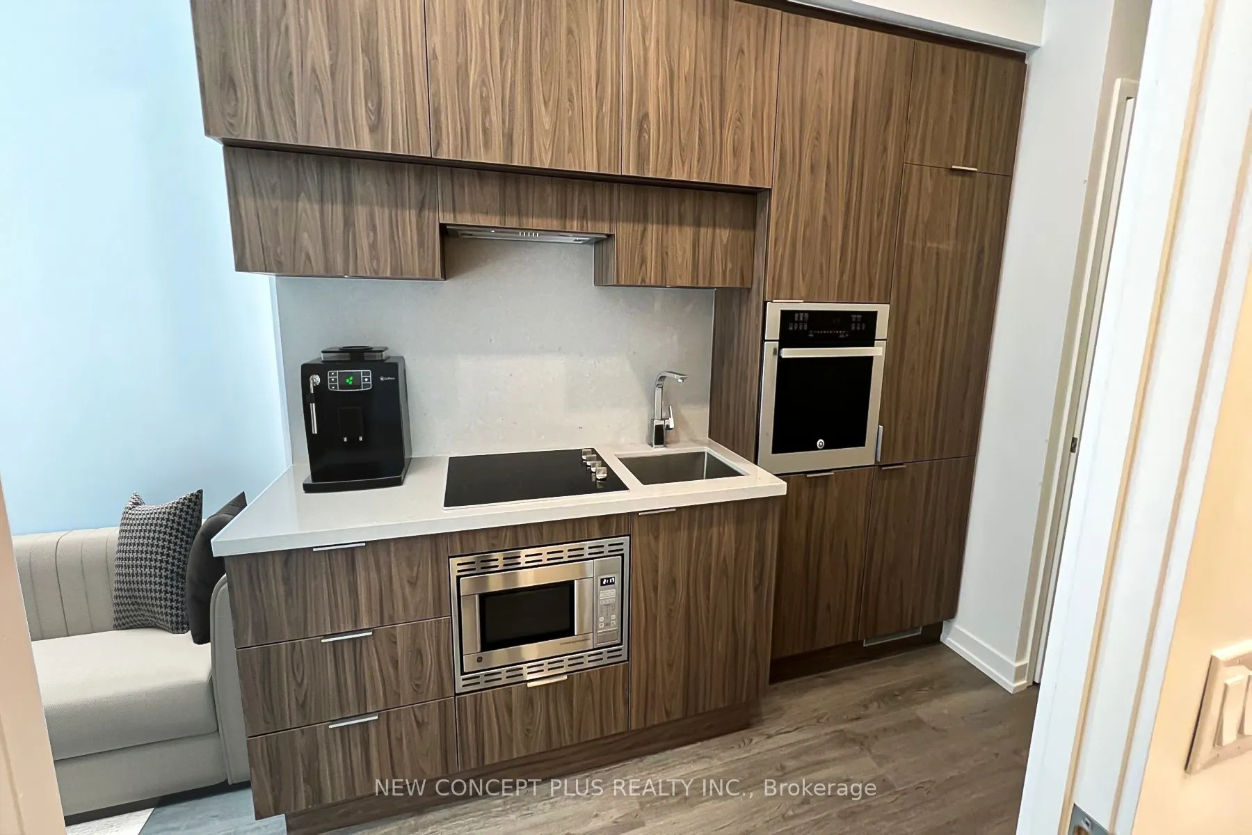 39 Roehampton Avenue, #404