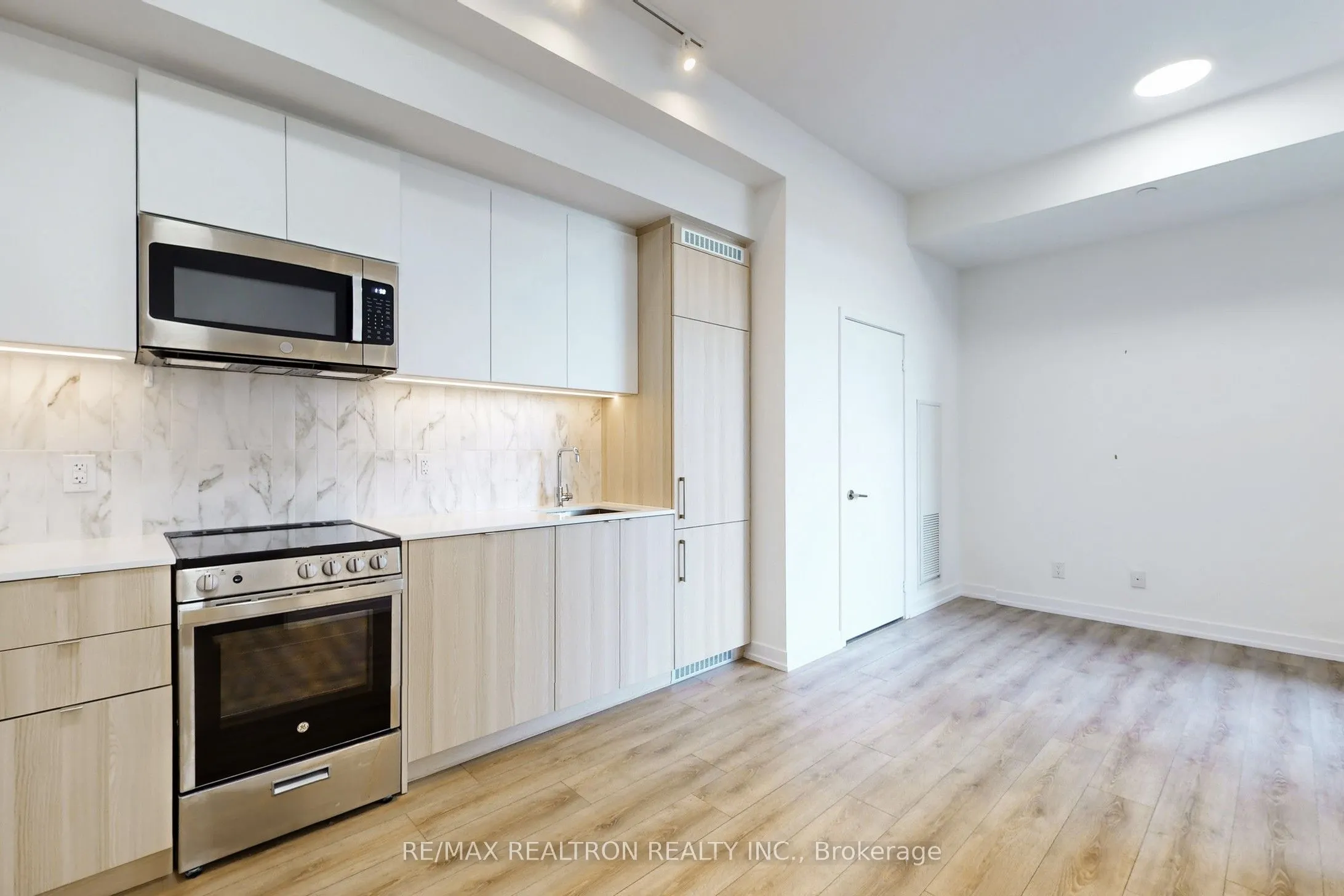 500 Dupont Street, #301