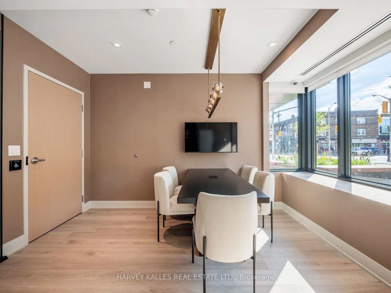 8 Manor Road W, #PH1