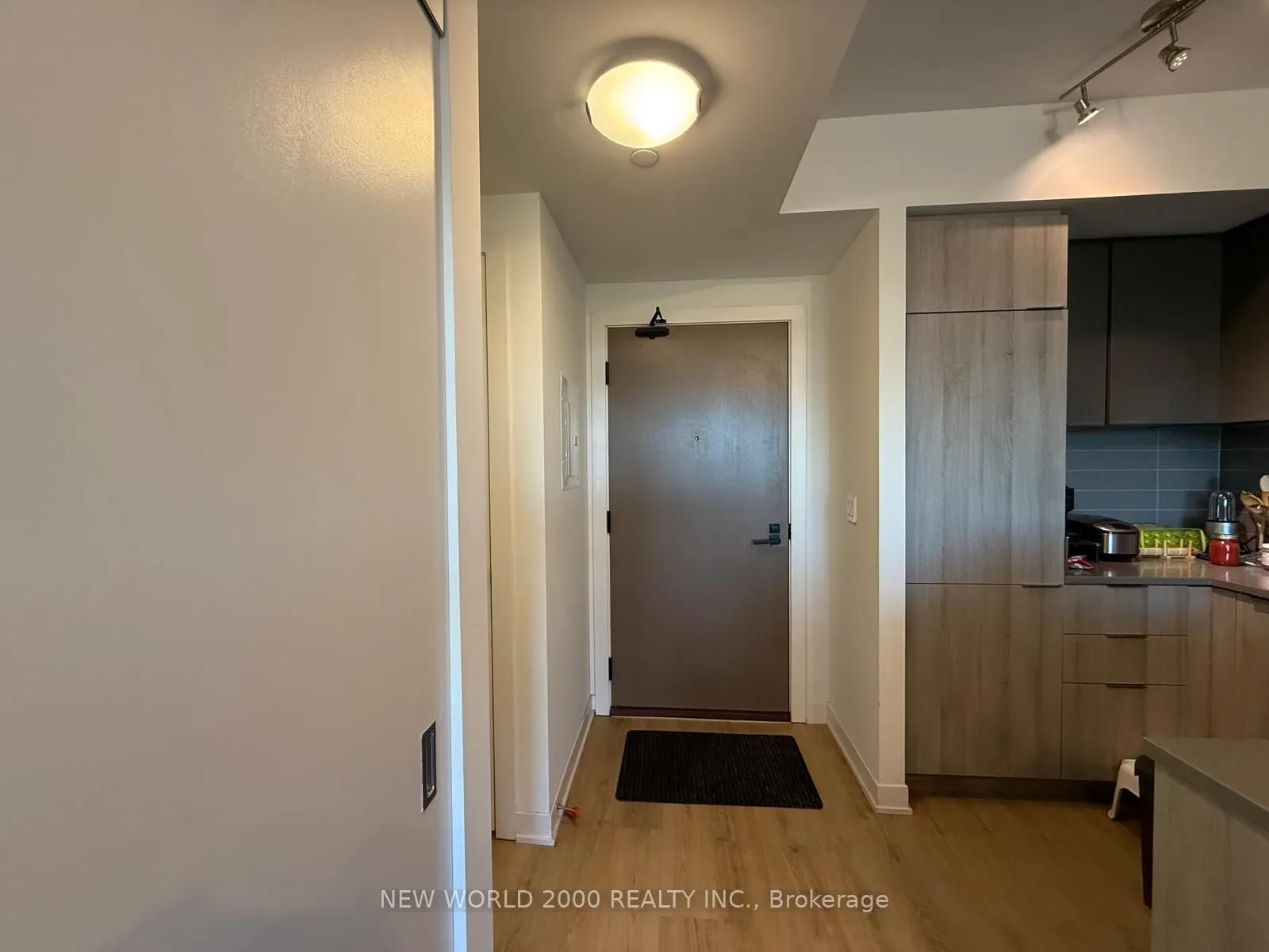 223 st clair Avenue W, #806