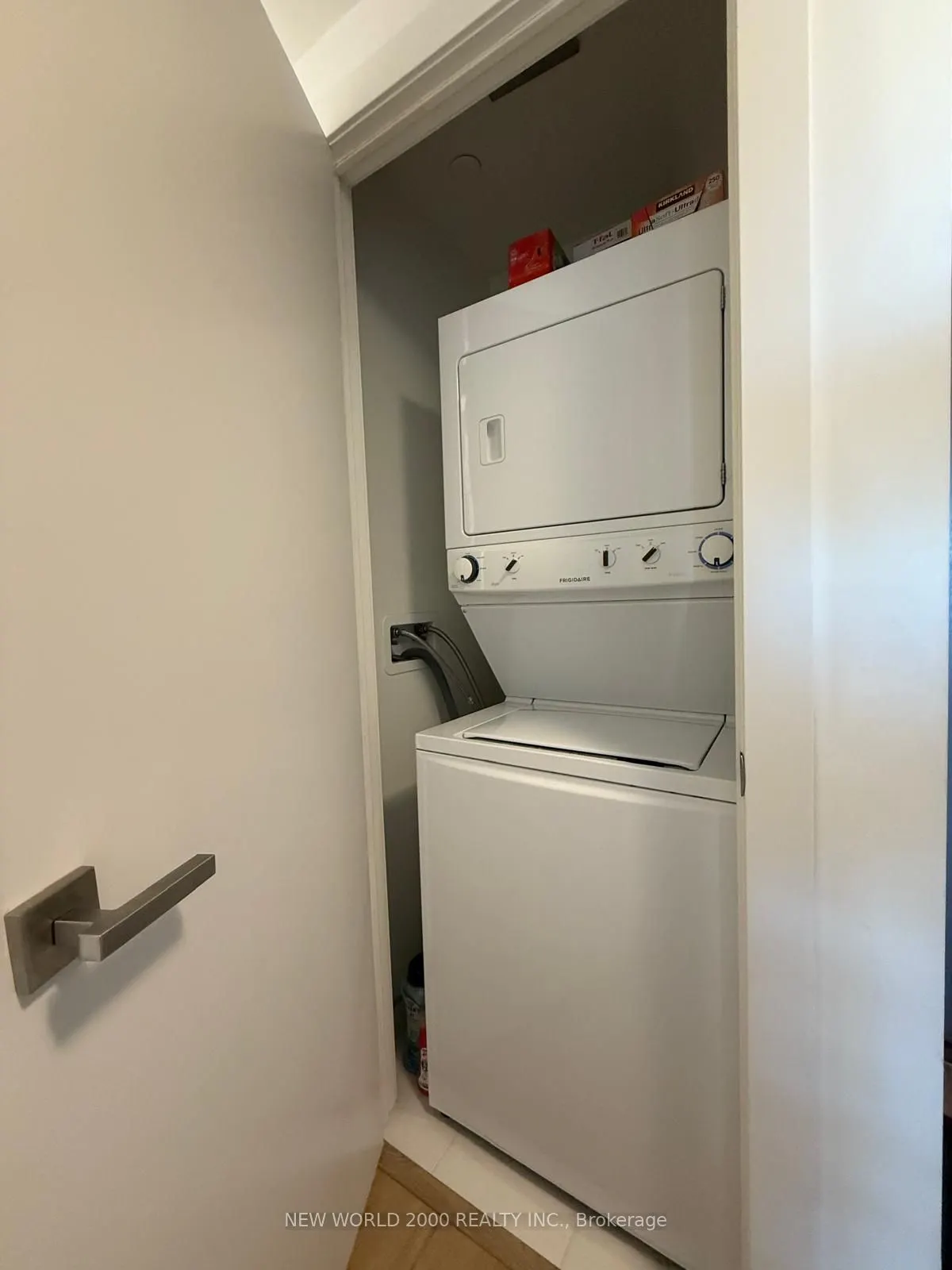 223 st clair Avenue W, #806