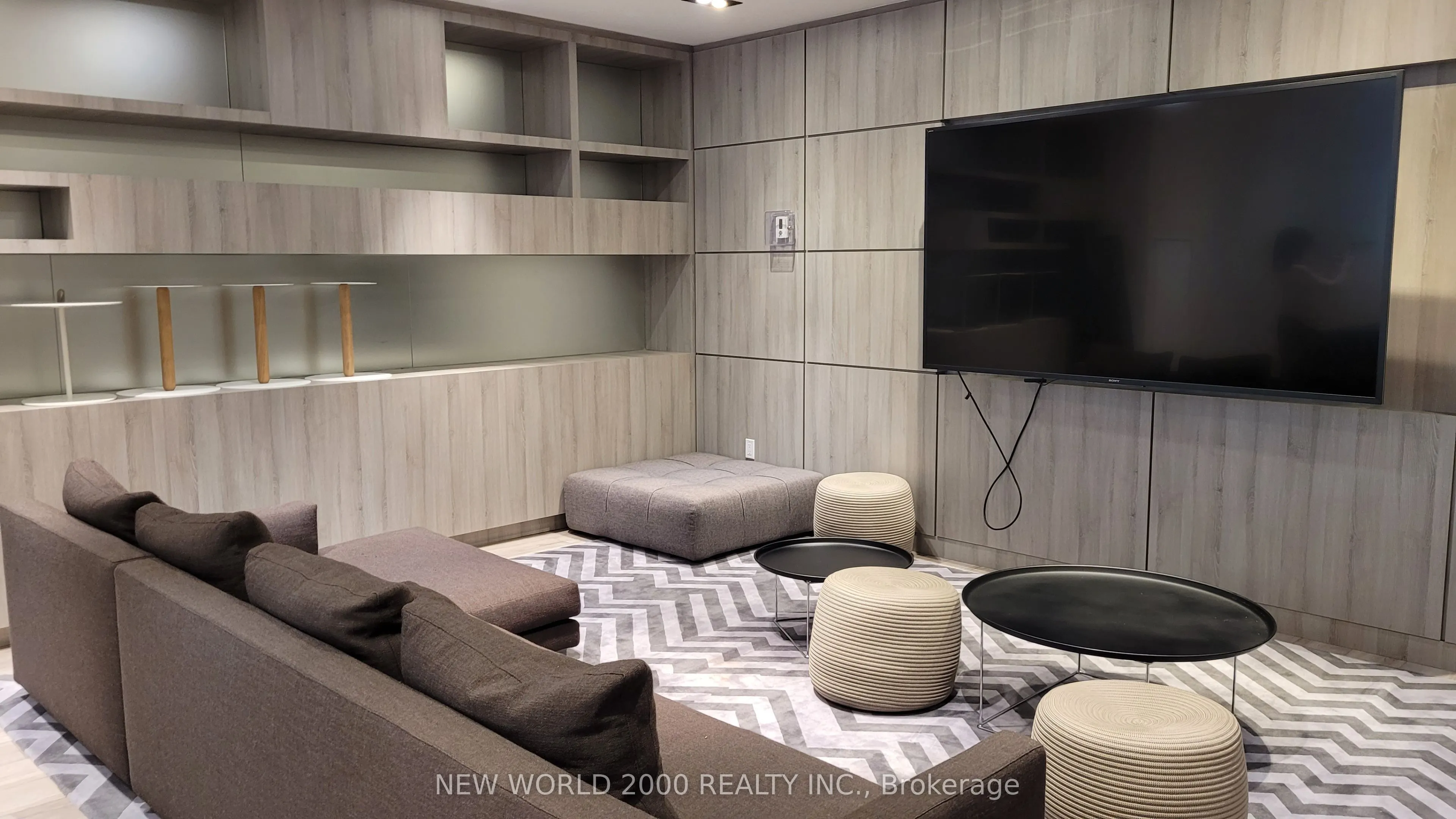 223 st clair Avenue W, #806
