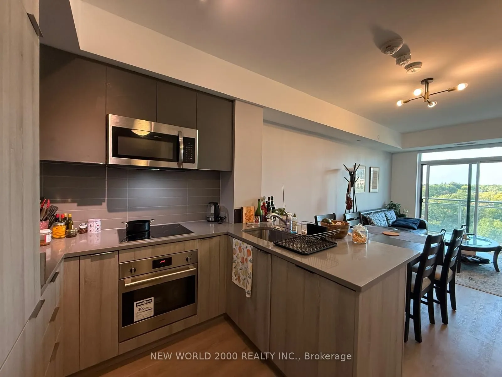 223 st clair Avenue W, #806