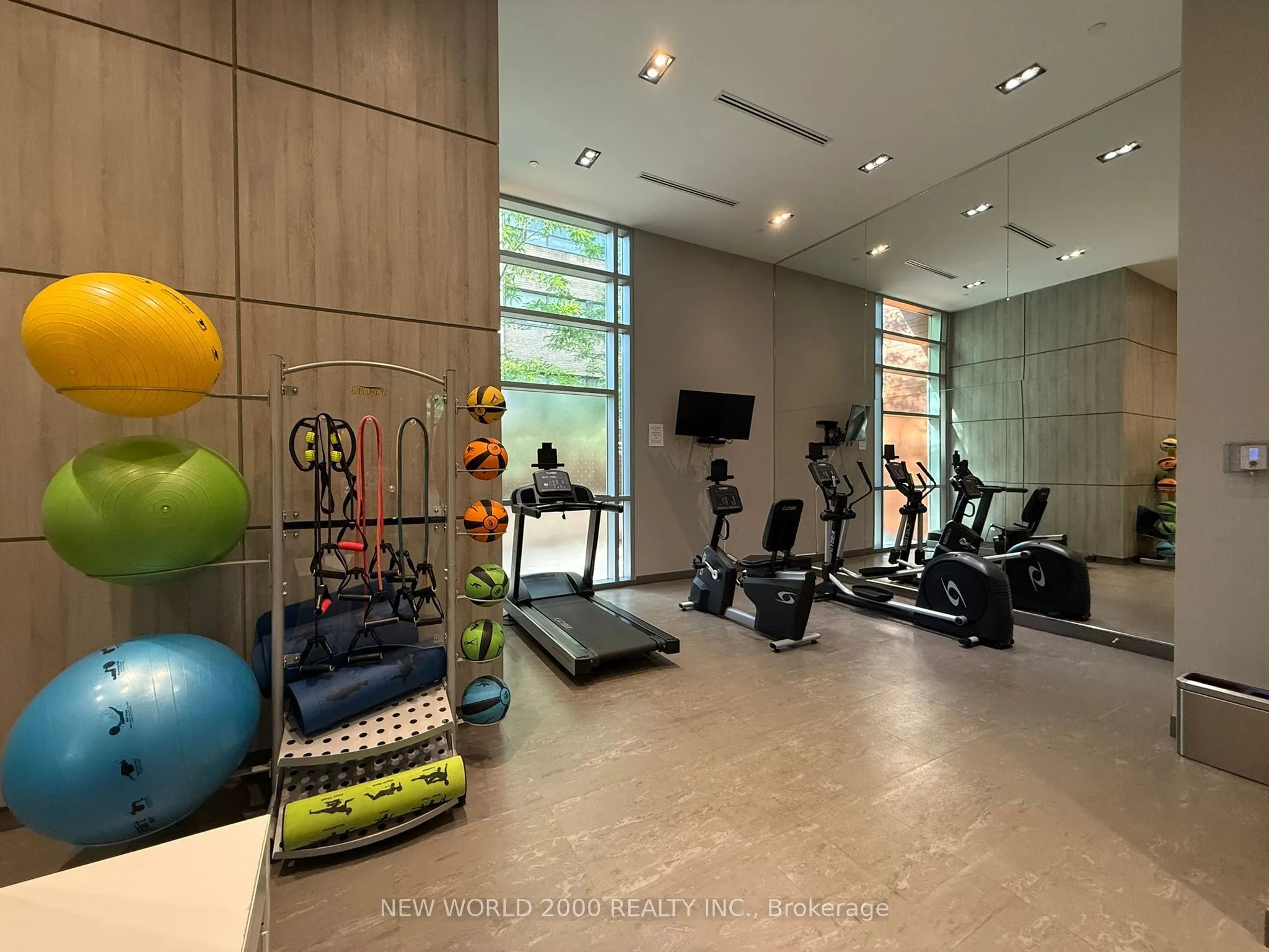 223 st clair Avenue W, #806