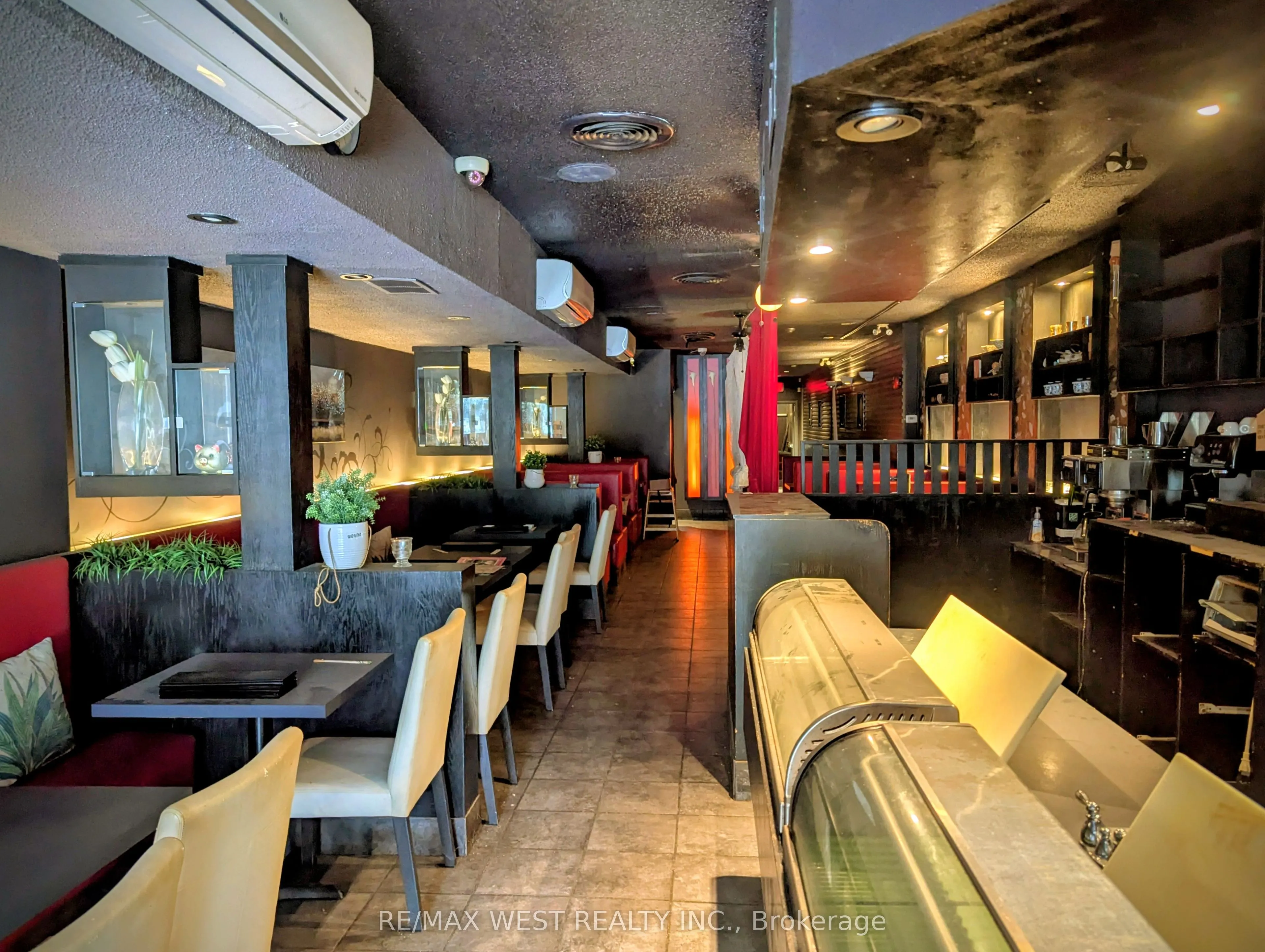 456 Bloor Street W
