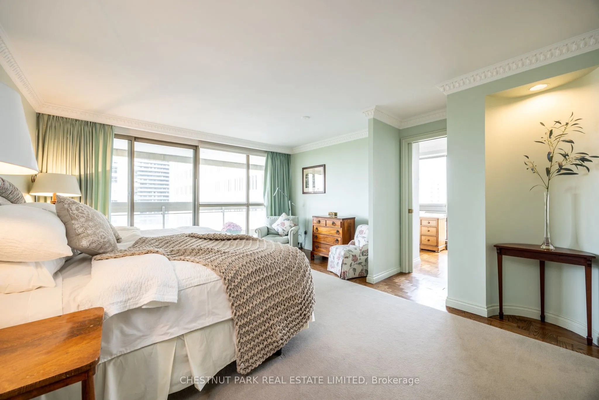 63 St Clair Avenue W, #1002