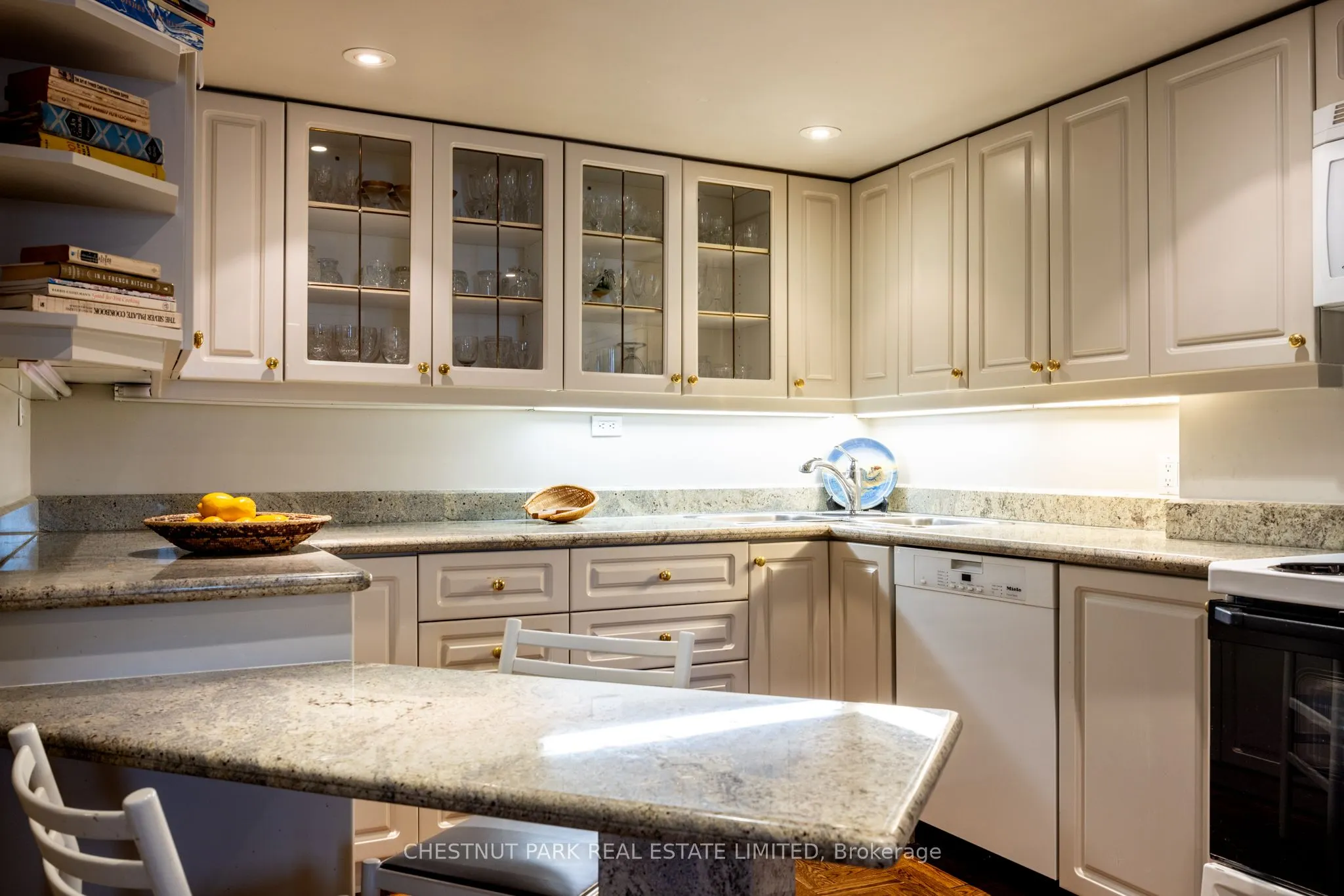 63 St Clair Avenue W, #1002