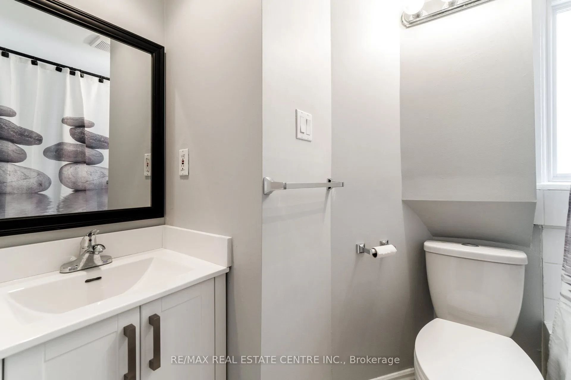 1413 Dundas Street W