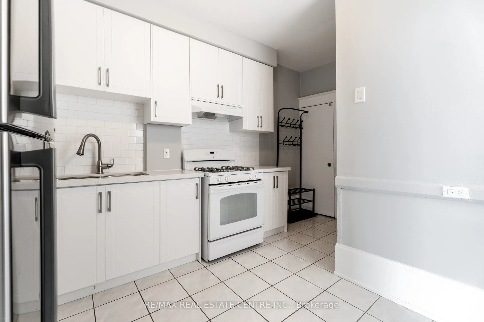 1413 Dundas Street W