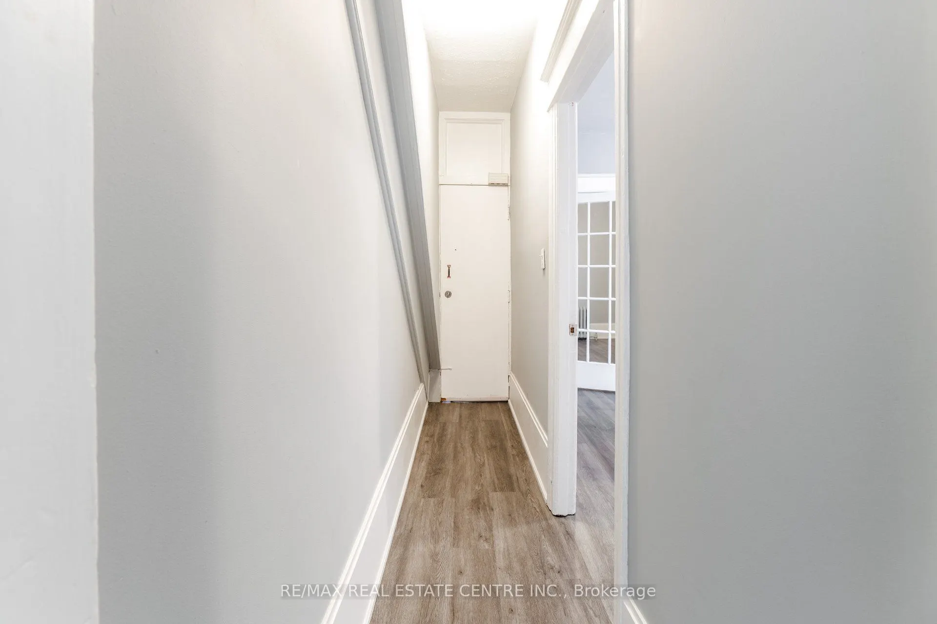 1413 Dundas Street W