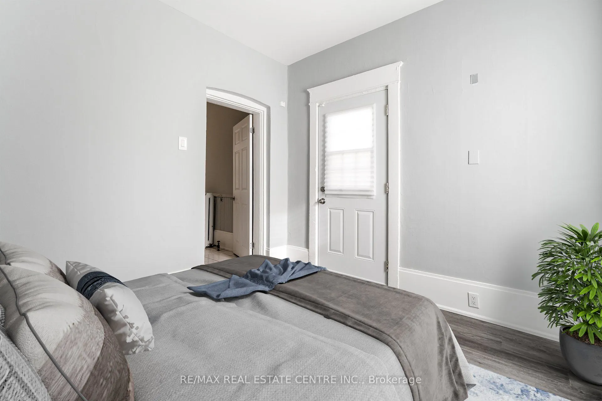 1413 Dundas Street W