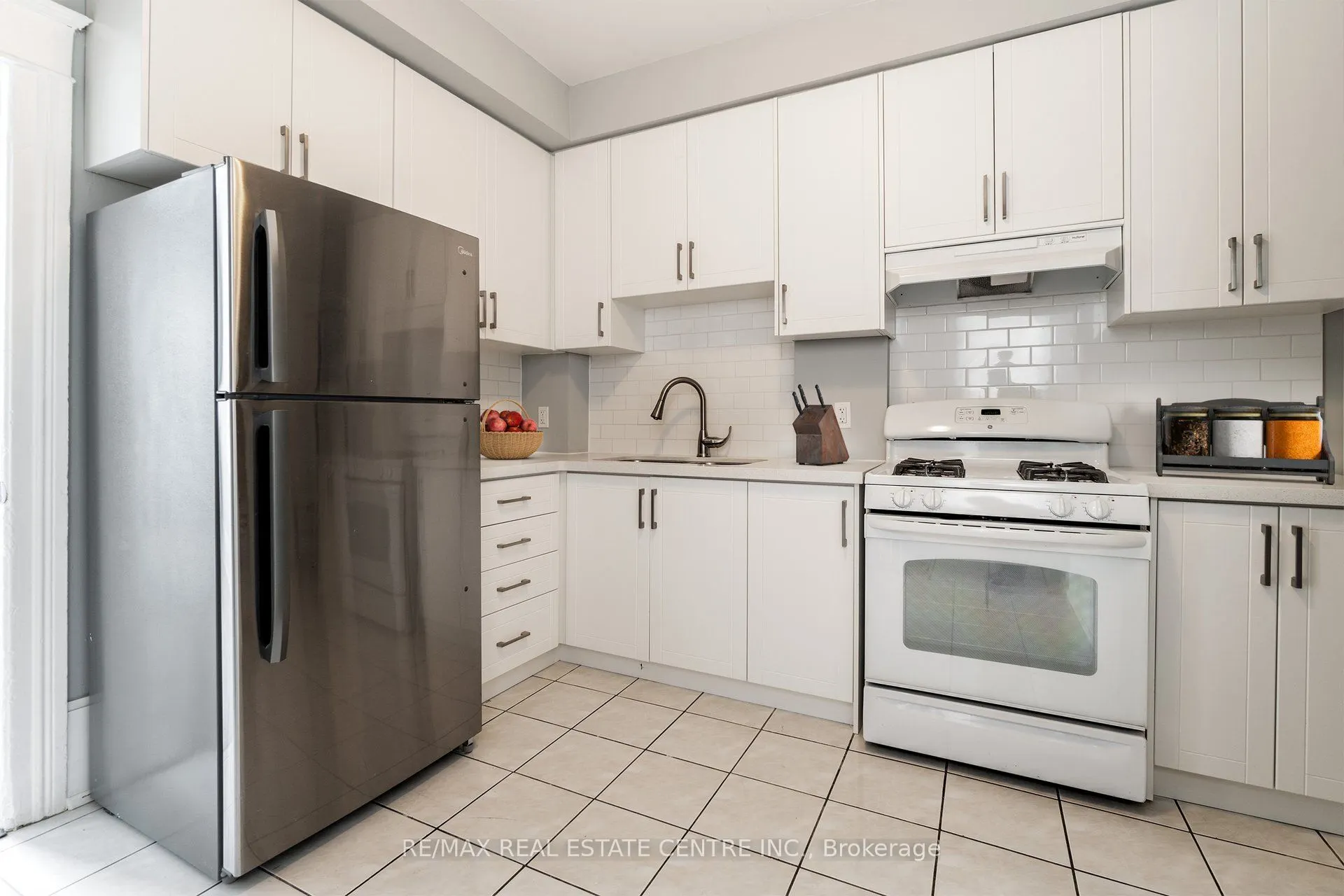 1413 Dundas Street W
