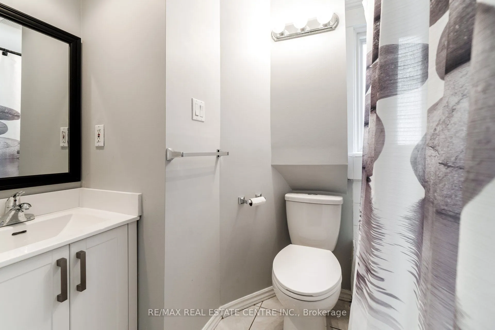 1413 Dundas Street W