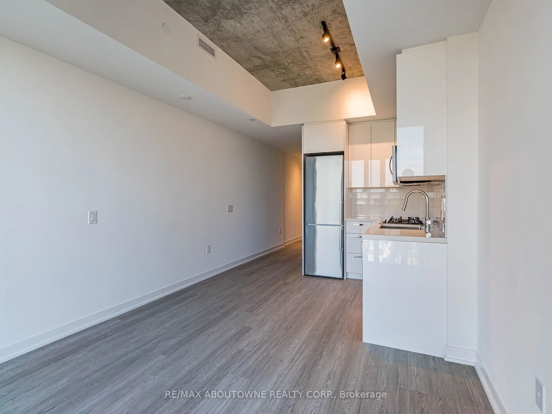 195 McCaul Street, #703