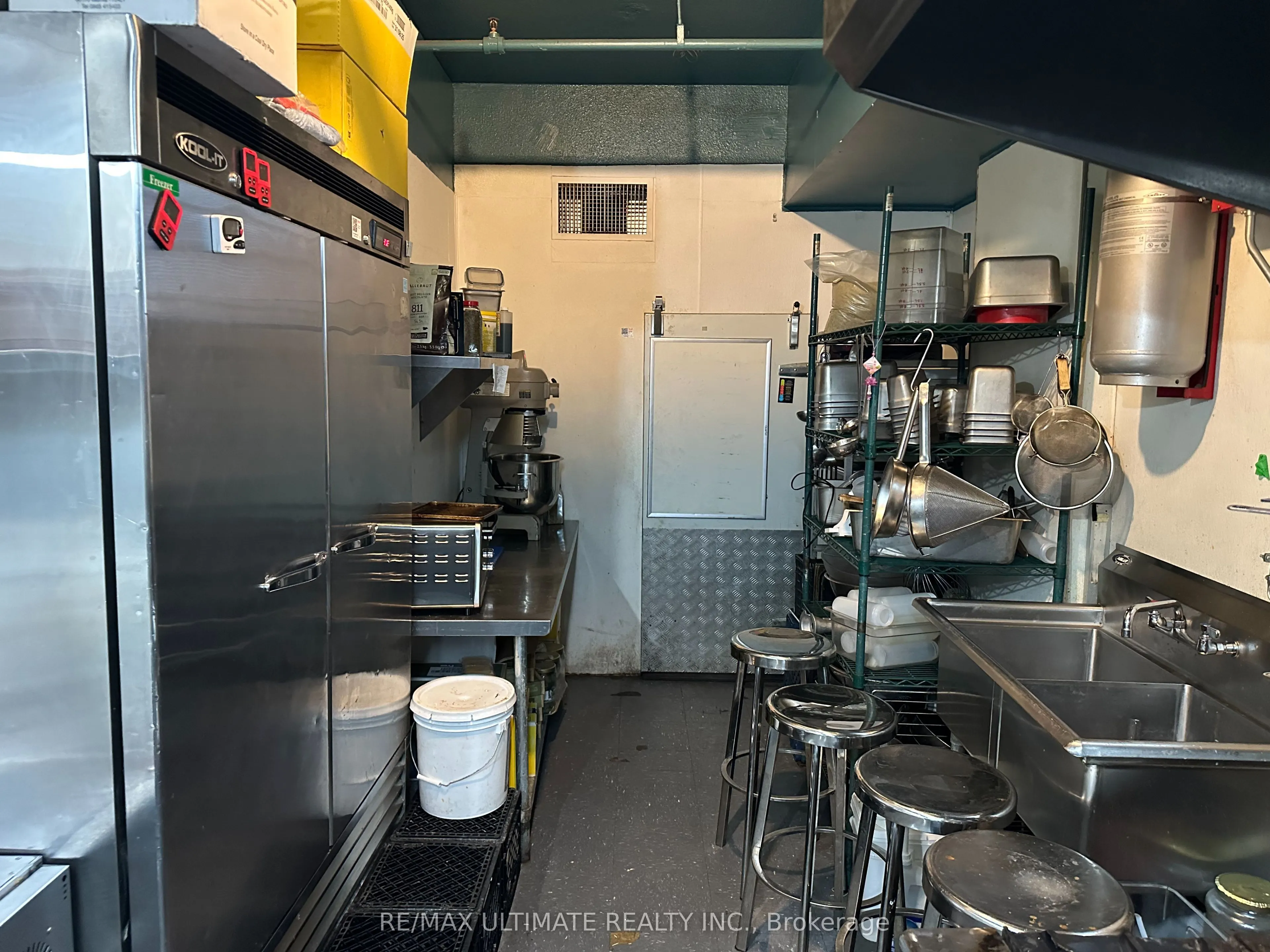 1166 Dundas Street W