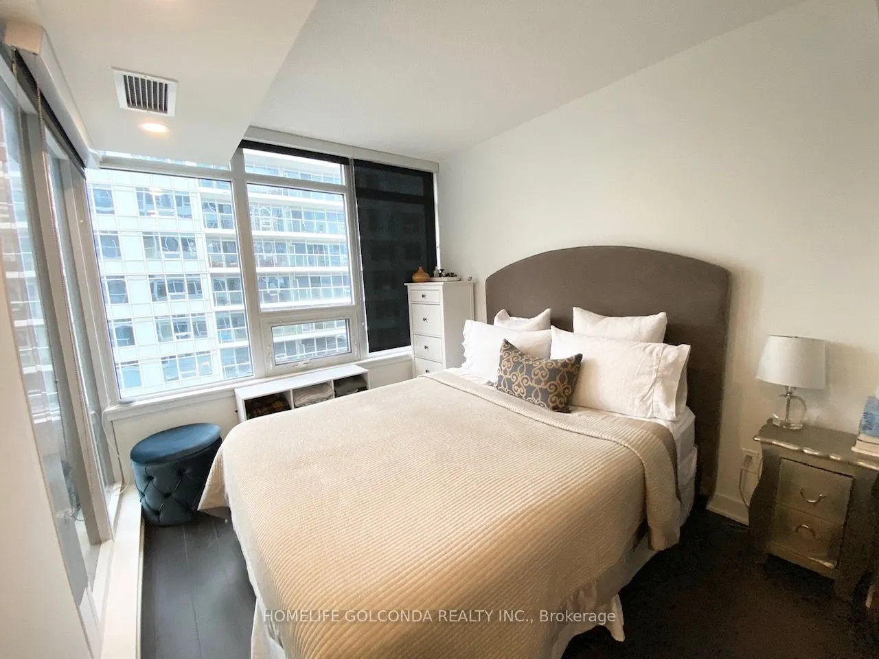 19 Bathurst Street, #910