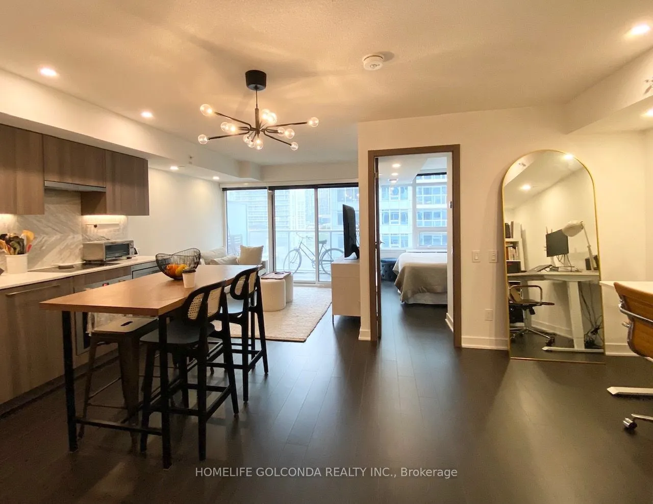 19 Bathurst Street, #910