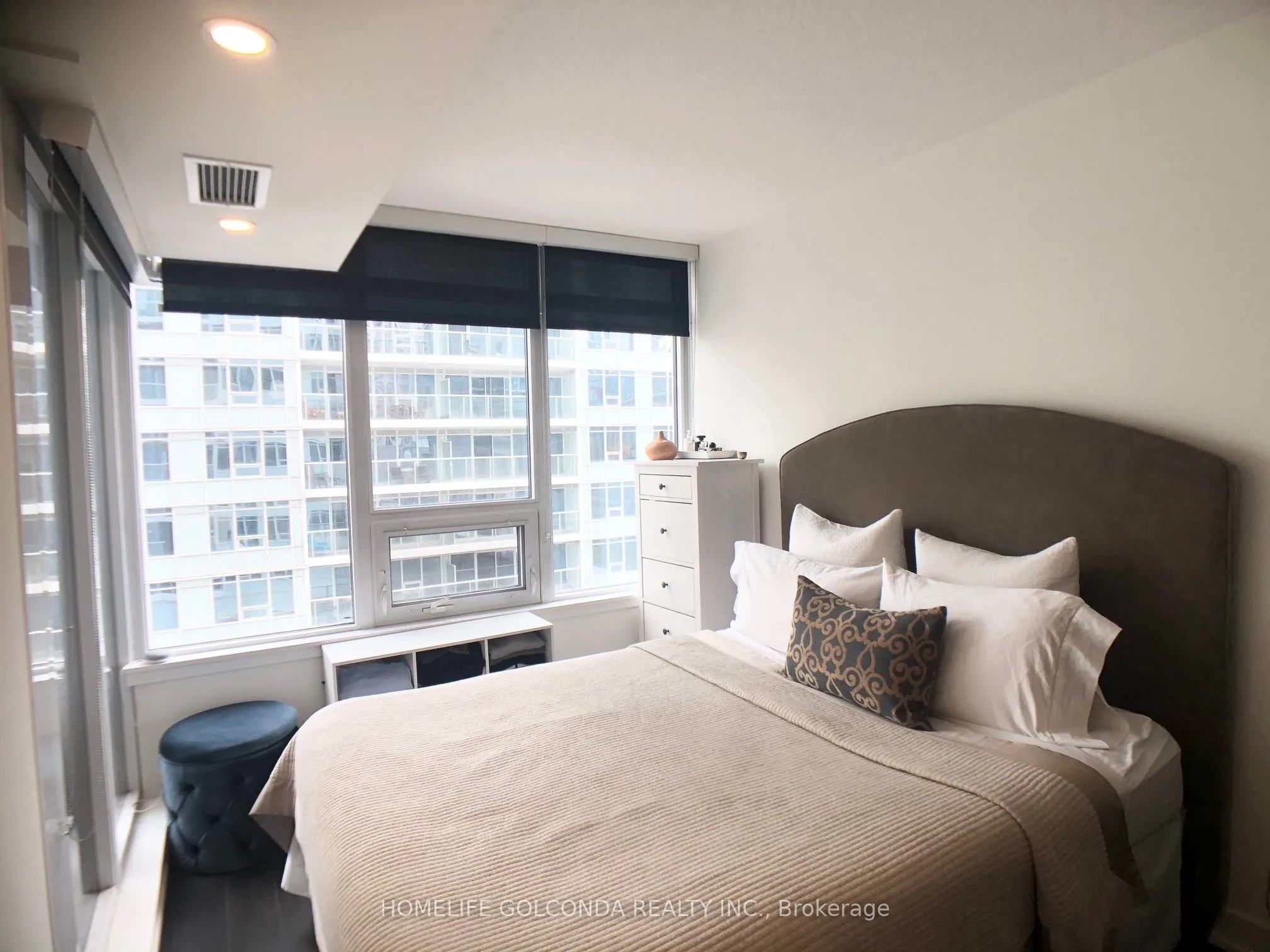 19 Bathurst Street, #910