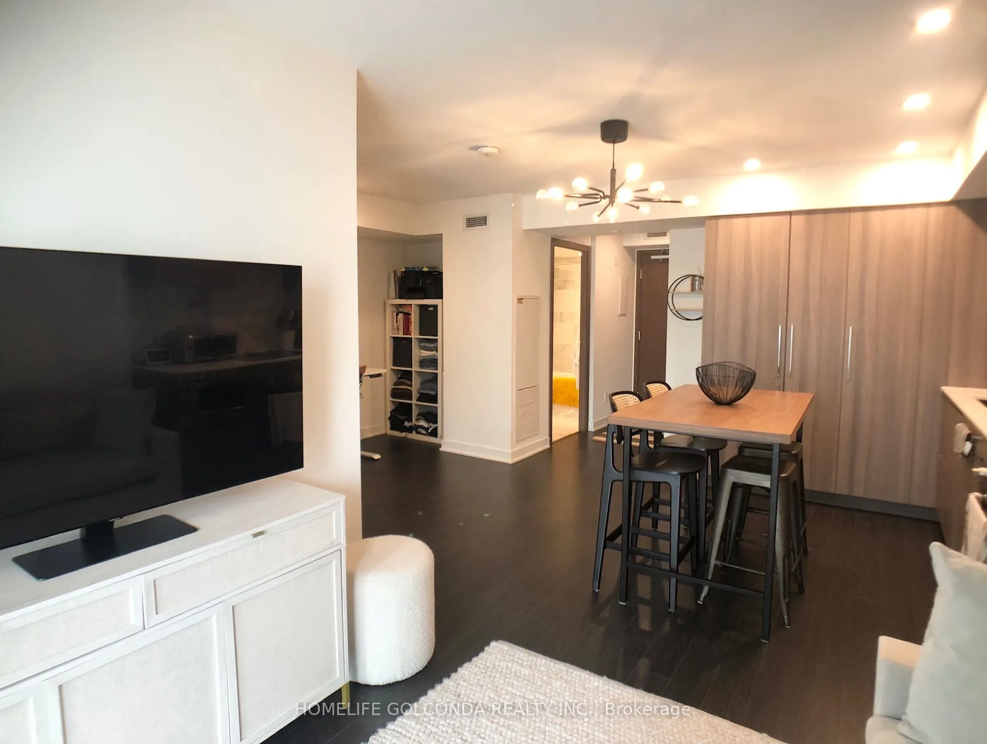 19 Bathurst Street, #910